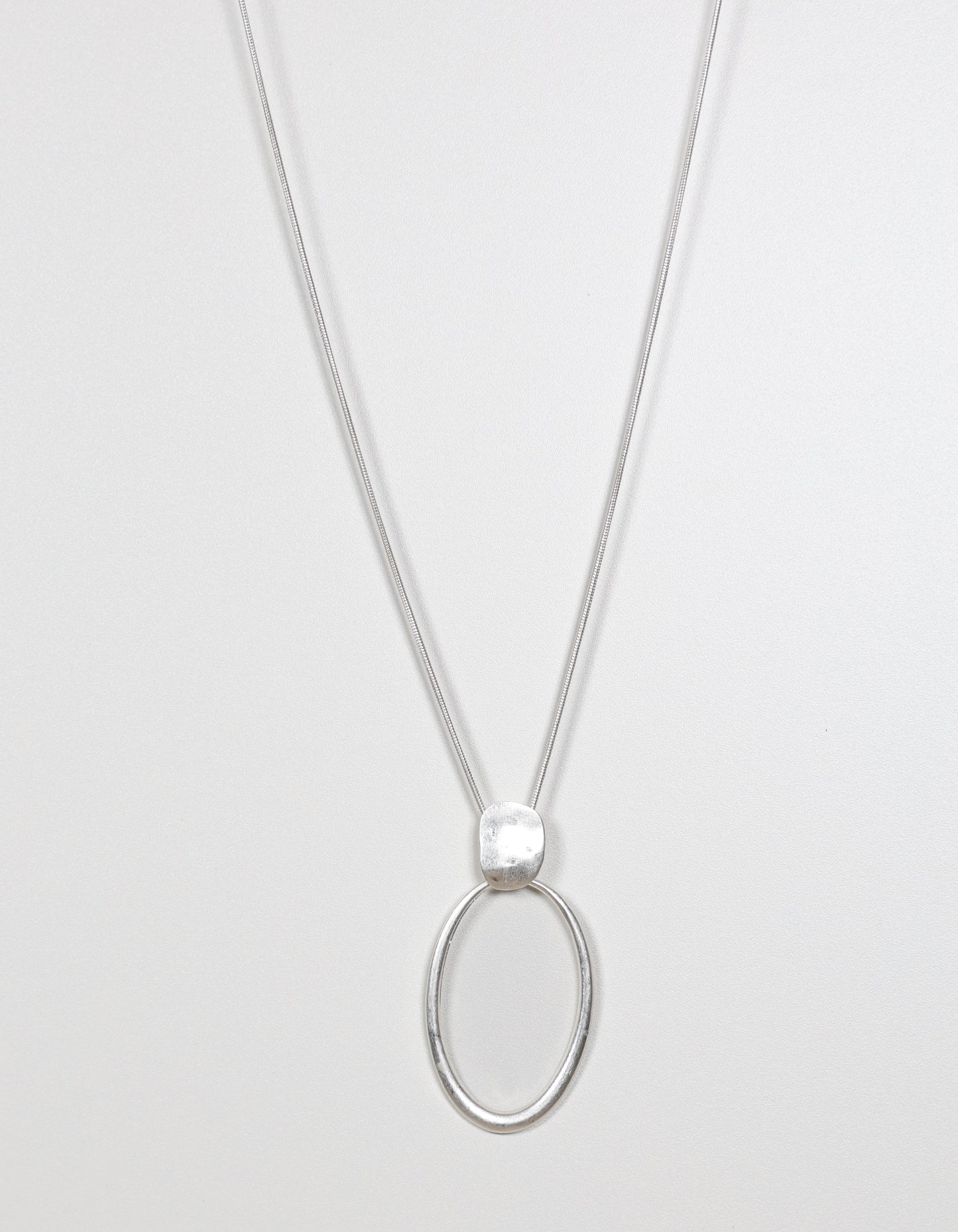 Collier en argent avec pendentif ovale ouvert