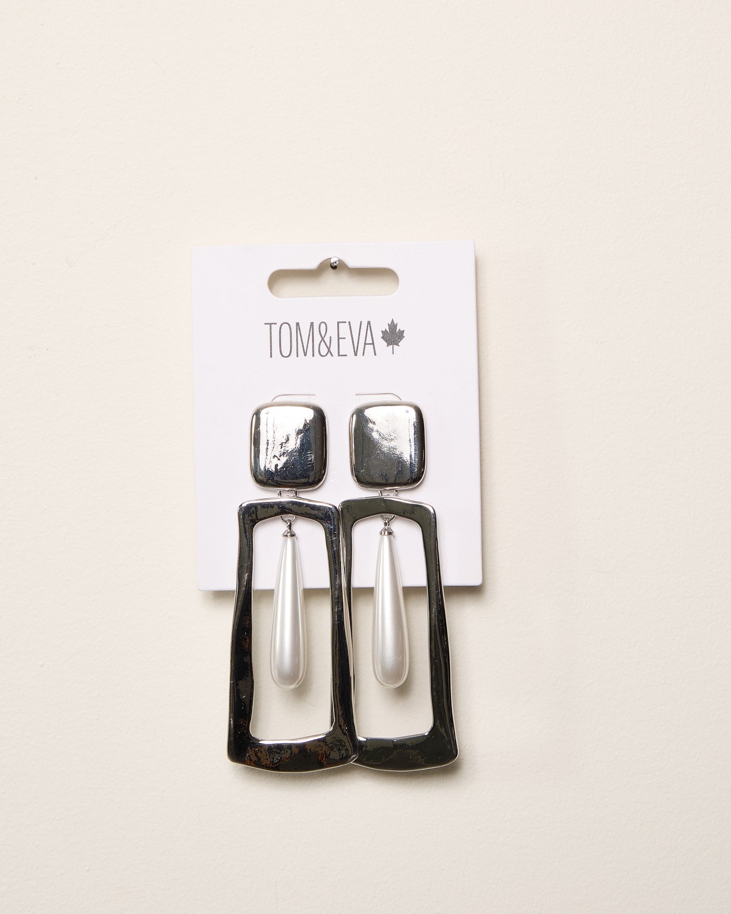 Boucles d’oreilles pendantes carré argenté et perle