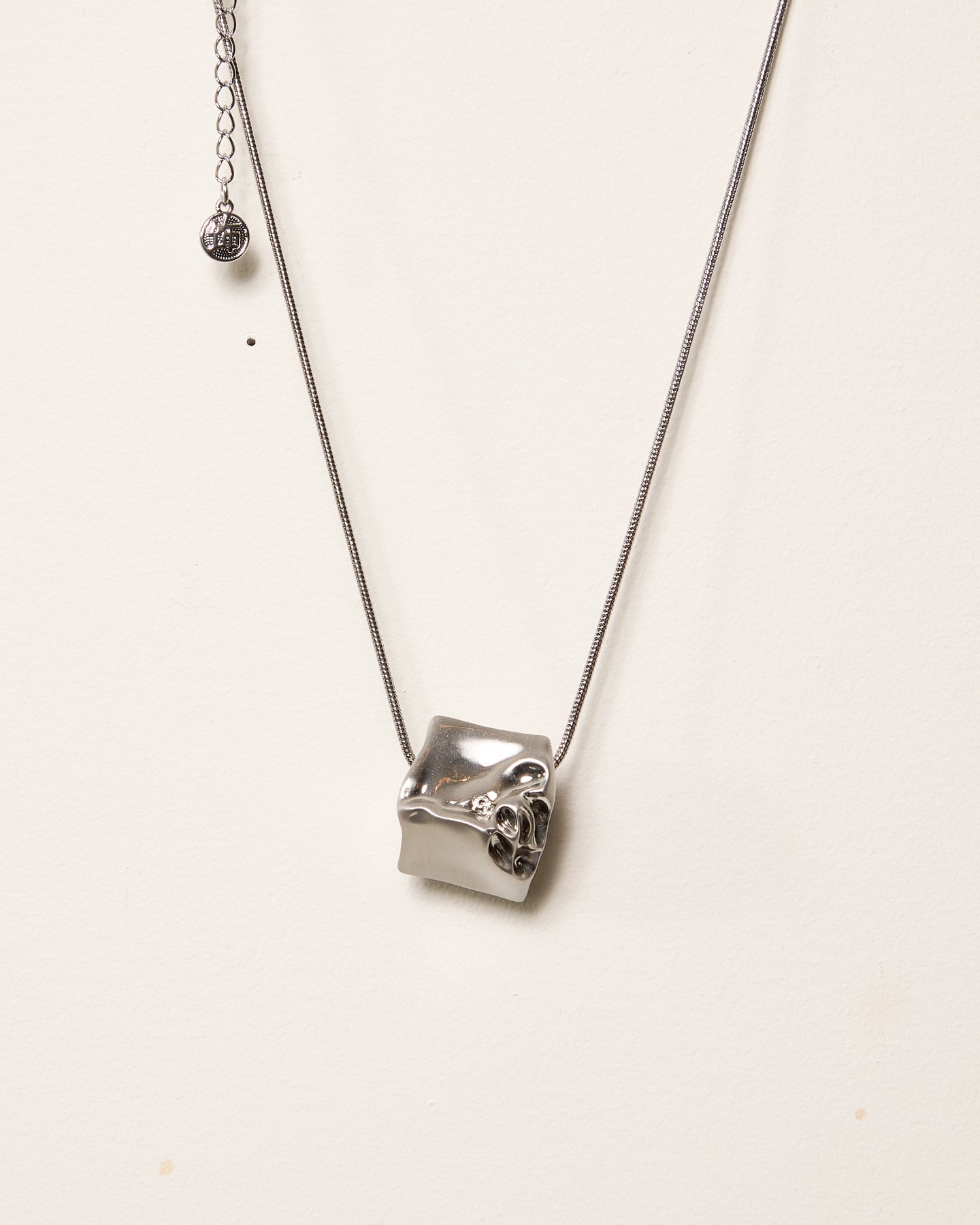 Collier abstrait en cube fondu argenté