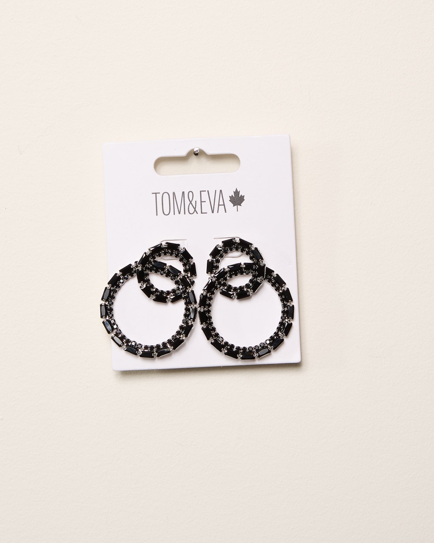 Boucles d’oreilles doubles cercles superposés avec strass noirs