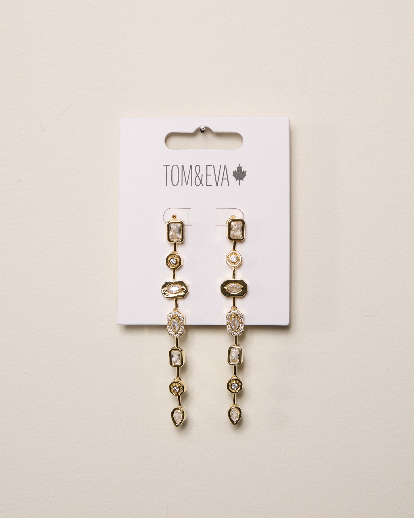 Boucles d’oreilles pendantes en chaîne avec pierres de formes multiples dorées