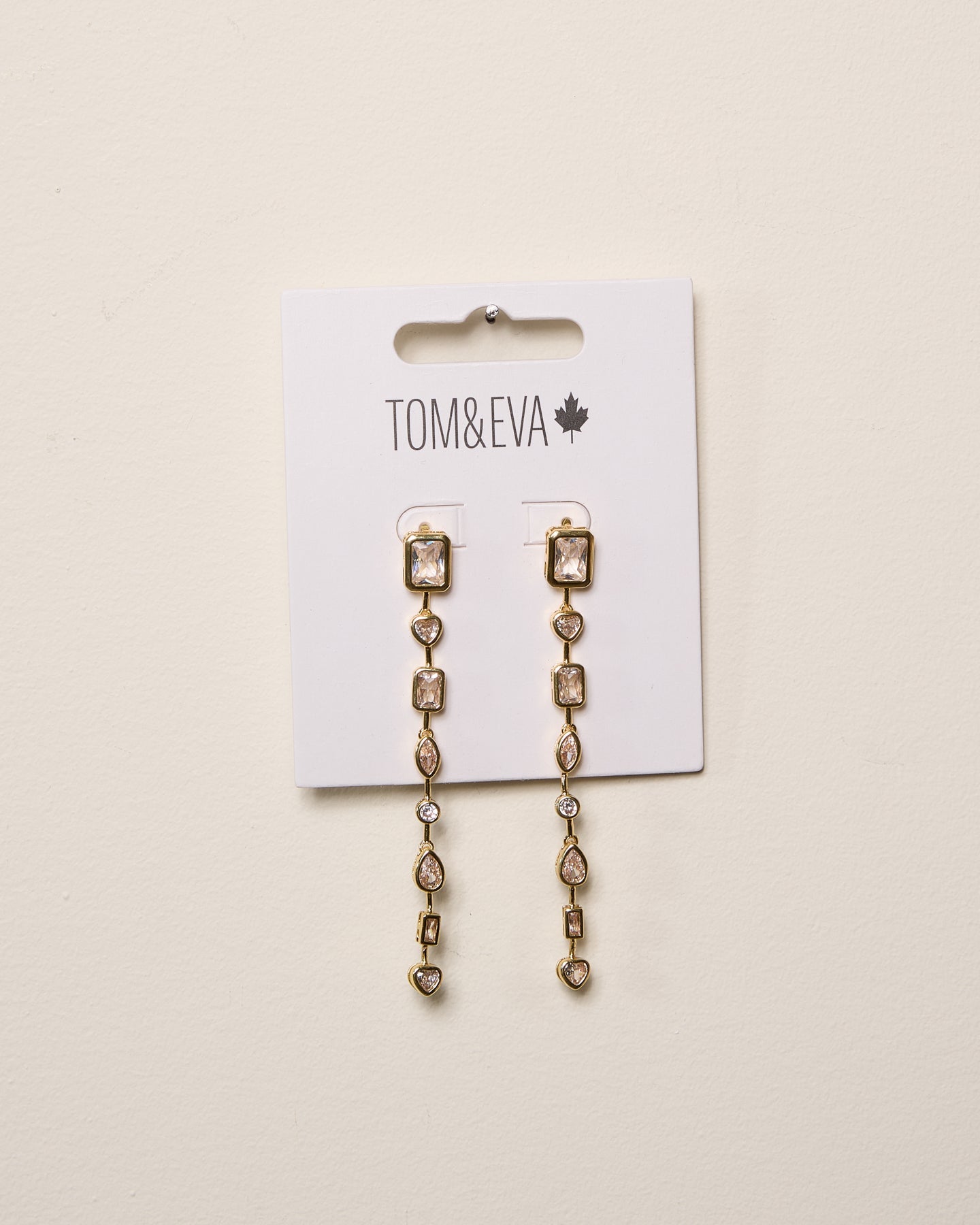 Boucles d’oreilles pendantes en chaîne avec petites pierres de formes multiples dorées