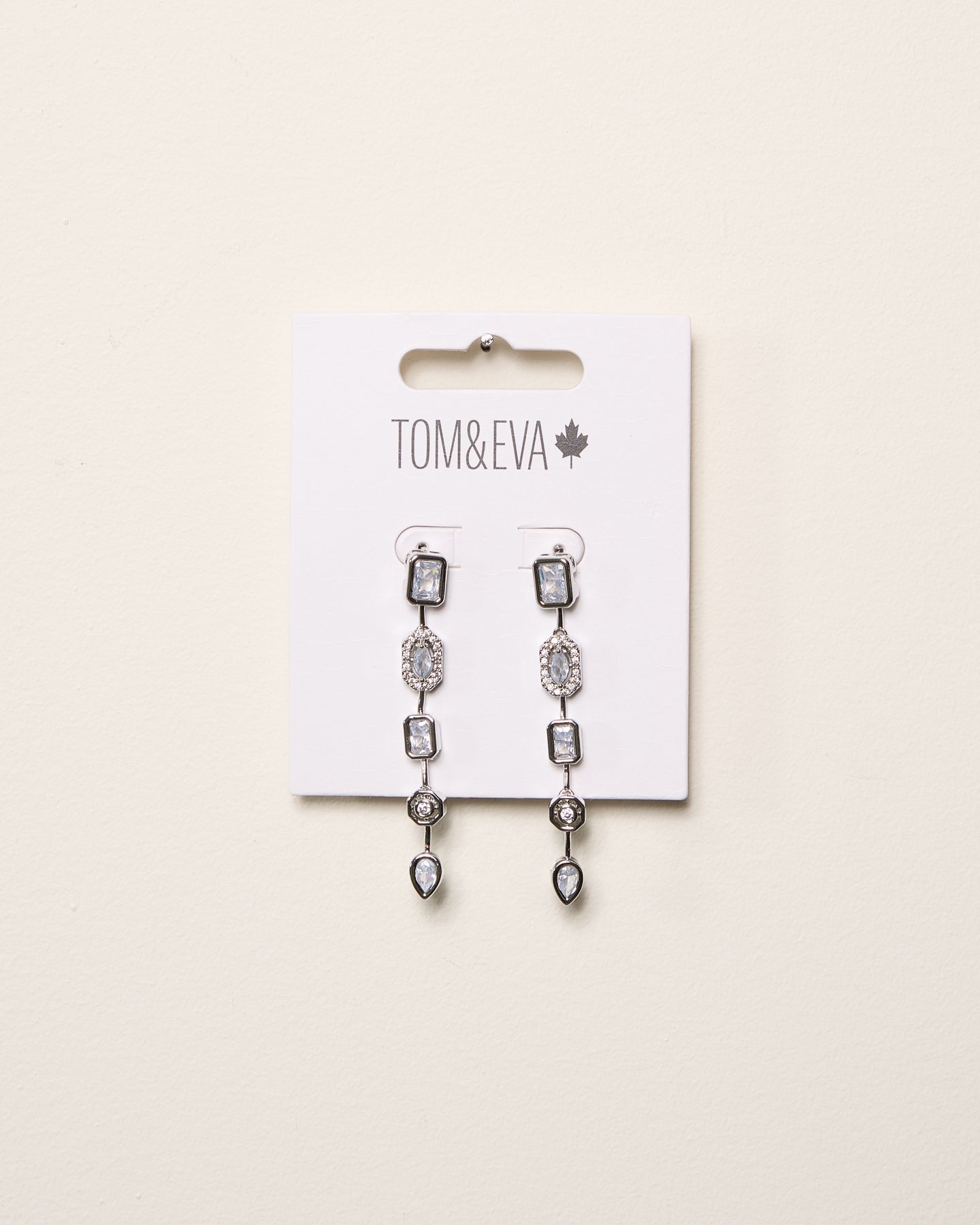 Boucles d’oreilles courtes pendantes en chaîne avec pierres de formes multiples argentées
