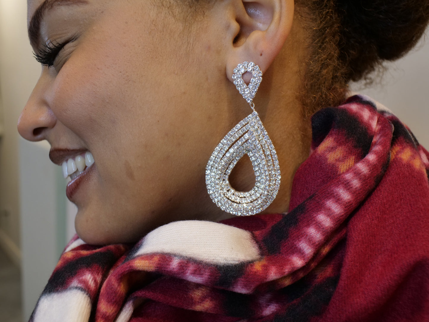 Boucles d'oreilles pendantes ouvertes en cristal pavé argenté pour femmes