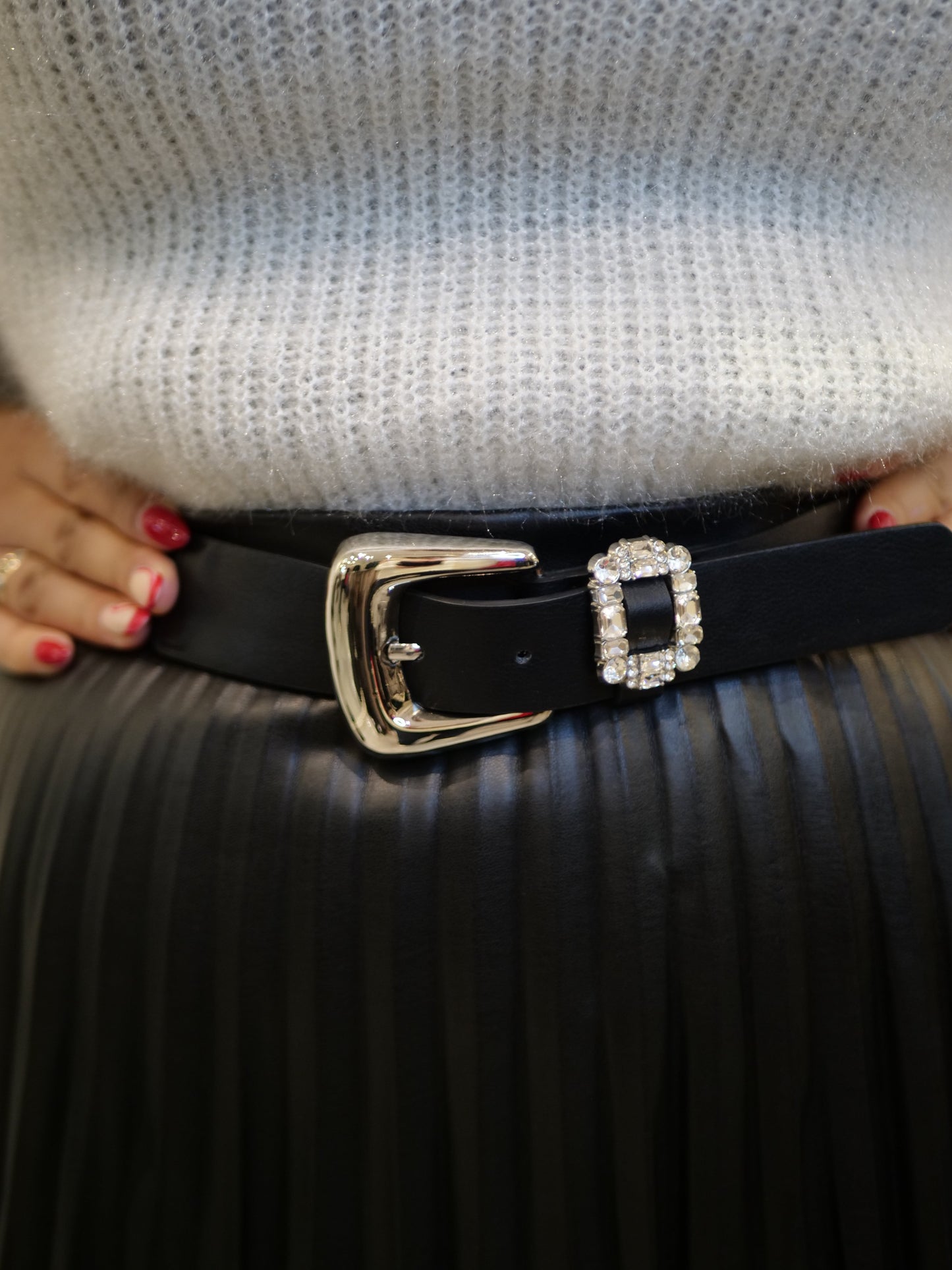 Ceinture en similicuir noir avec boucle ornée de cristaux