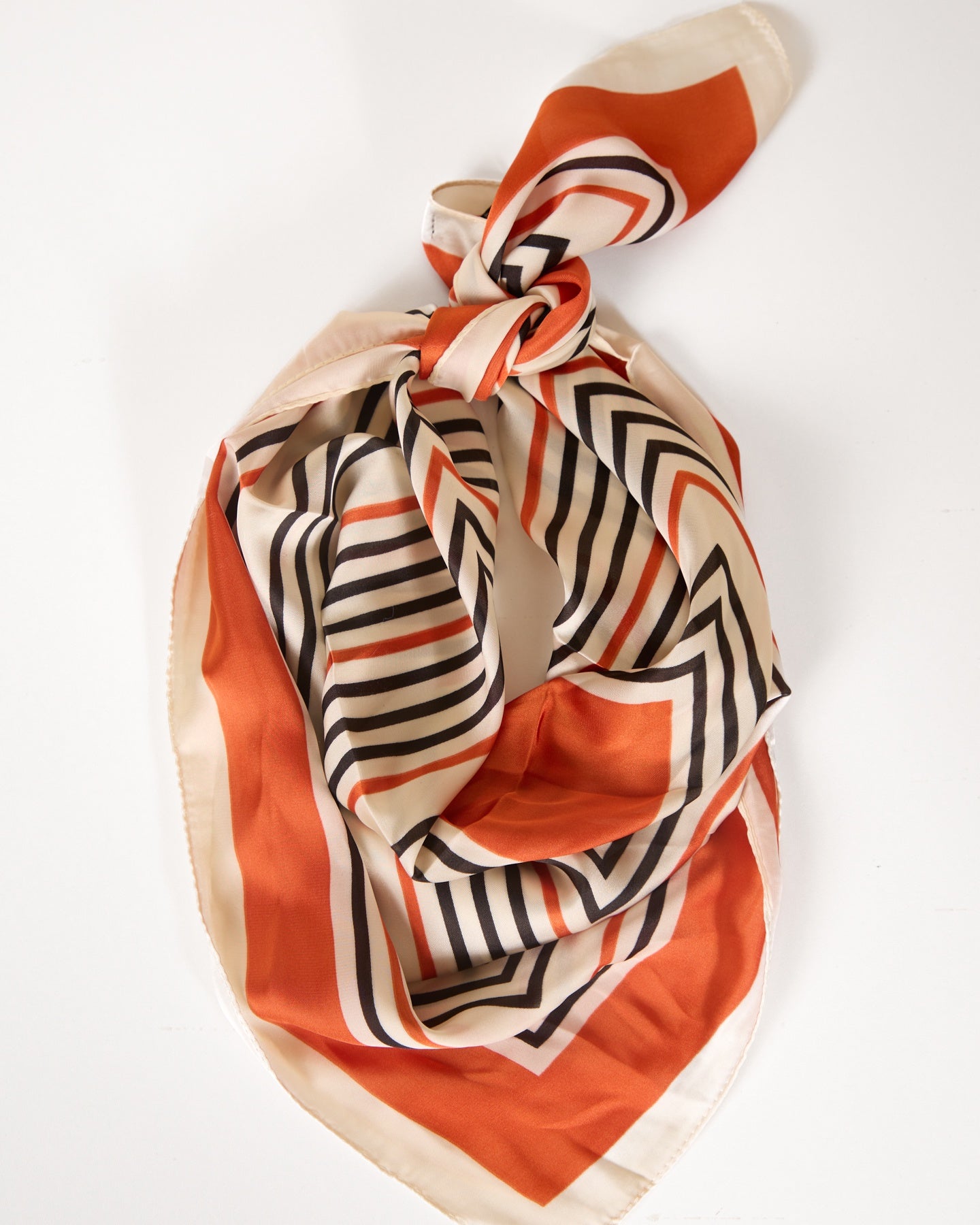 Foulard carré décoratif en soie à rayures rouges audacieuses et motif géométrique dynamique