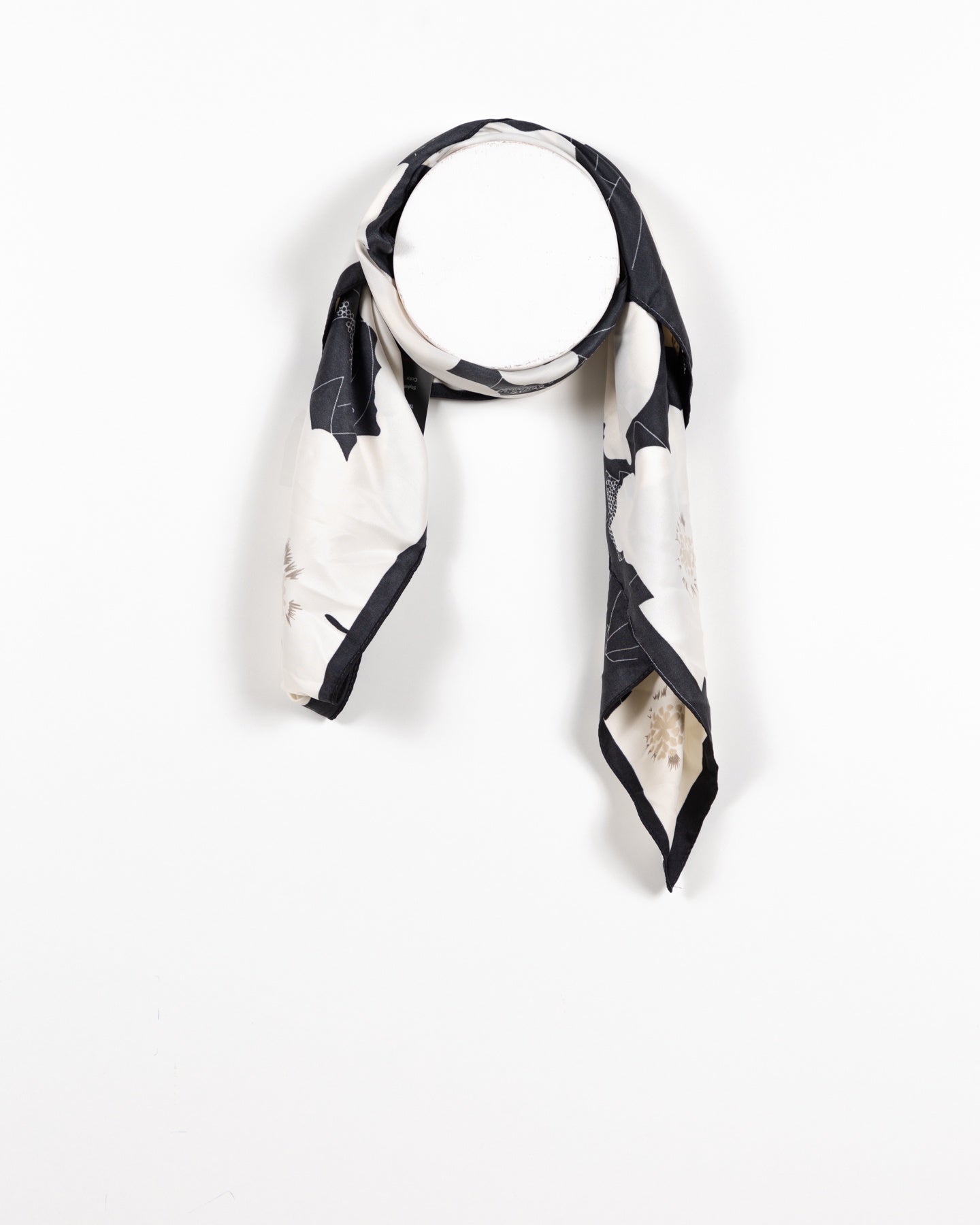 Écharpe décorative à motif botanique noir et blanc