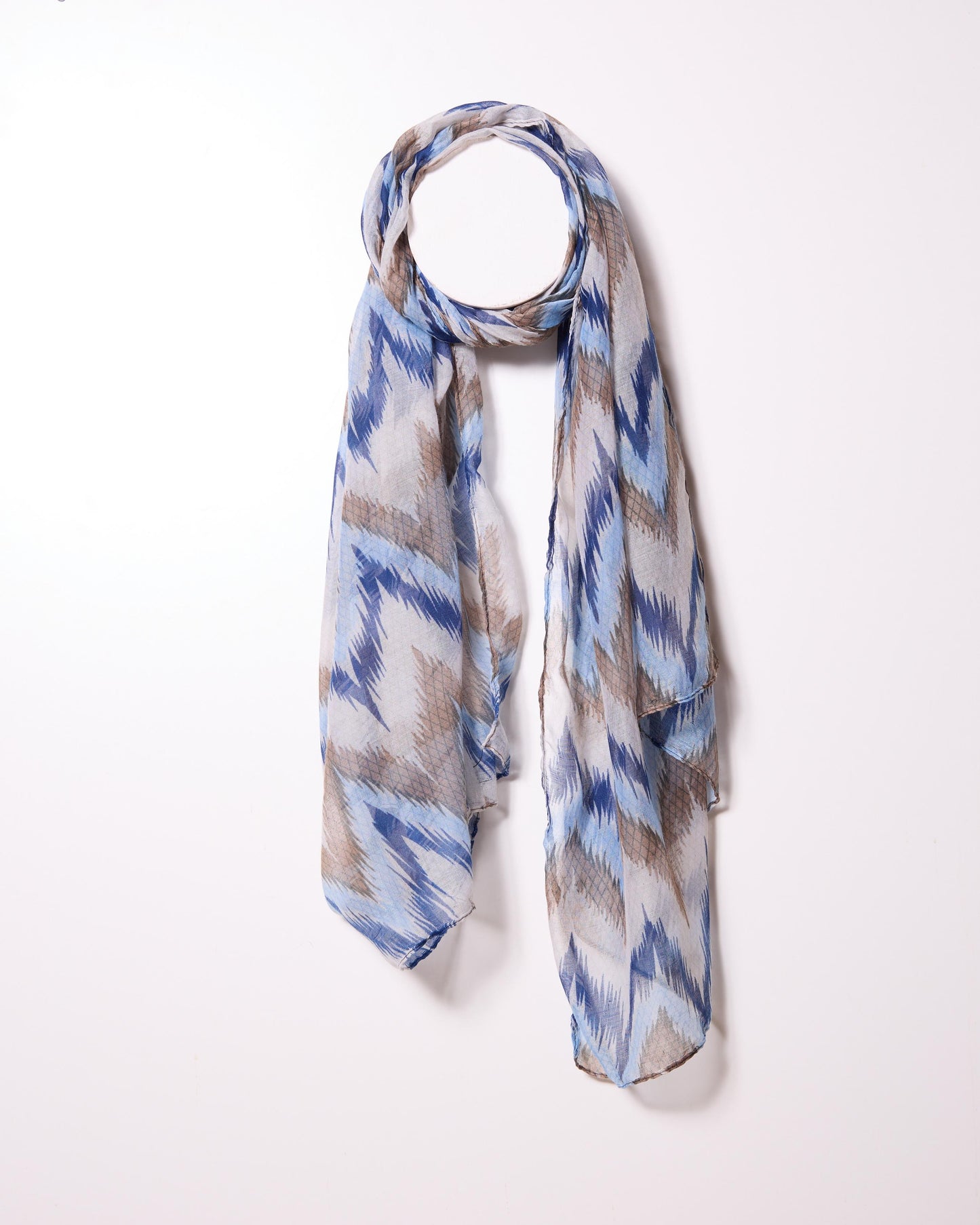 Écharpe bleue à chevrons abstraits