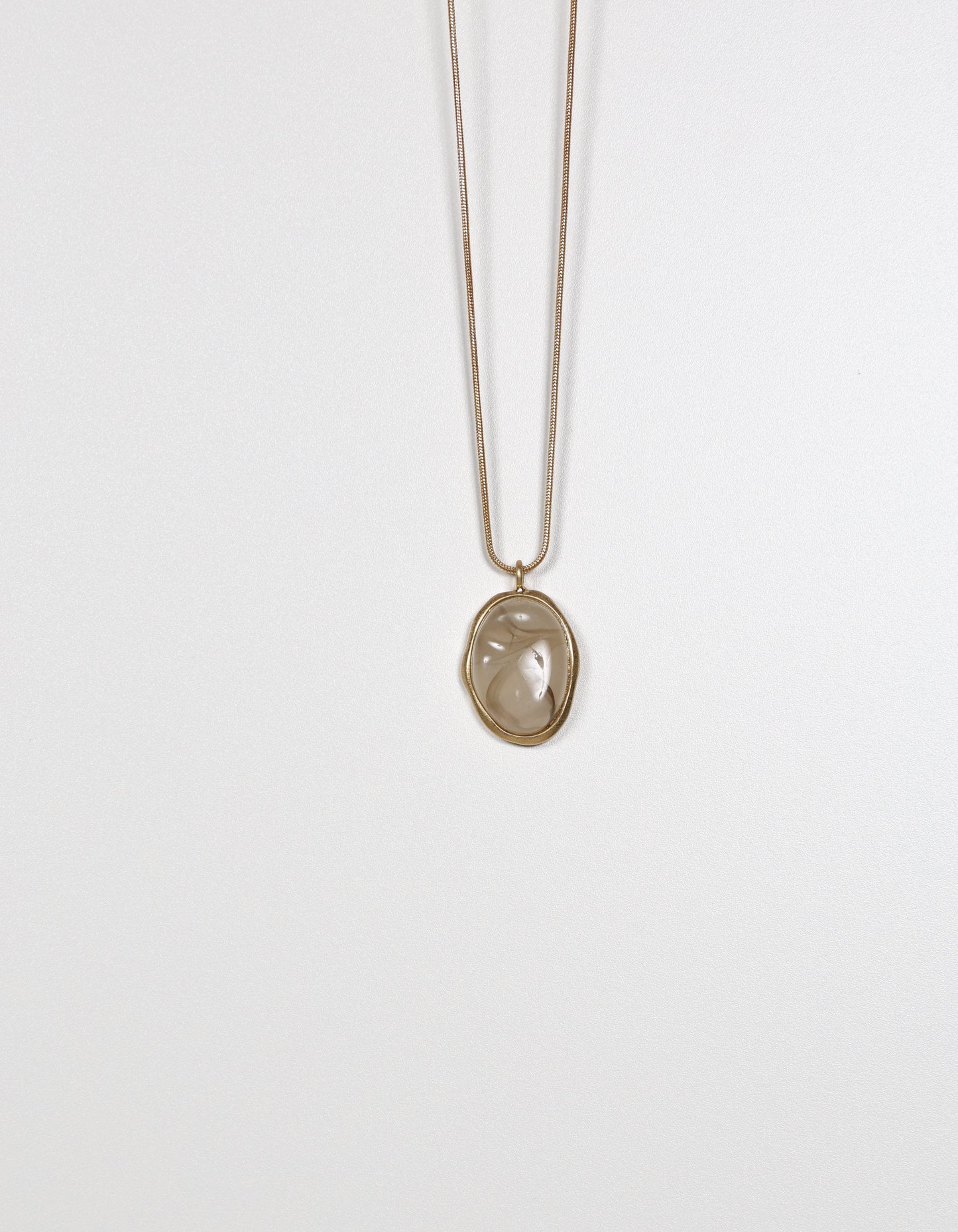 Collier pendentif en pierre naturelle grise
