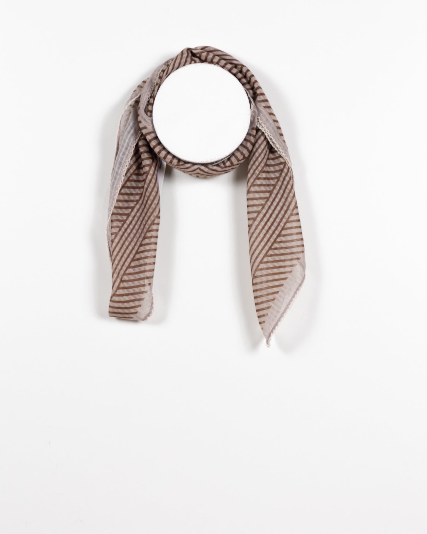 Écharpe décorative à chevrons taupe bordée de dentelle