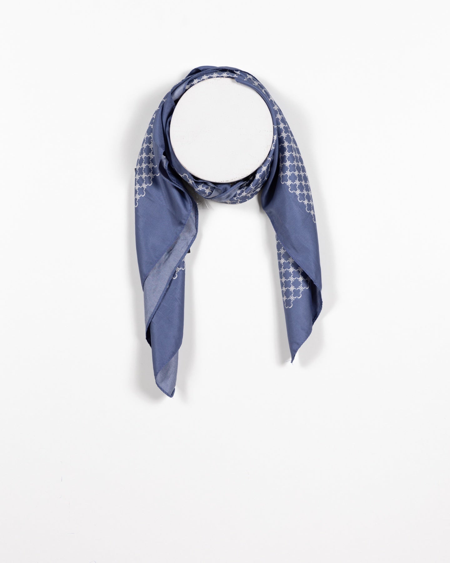 Écharpe décorative bleu clair à monogramme géométrique