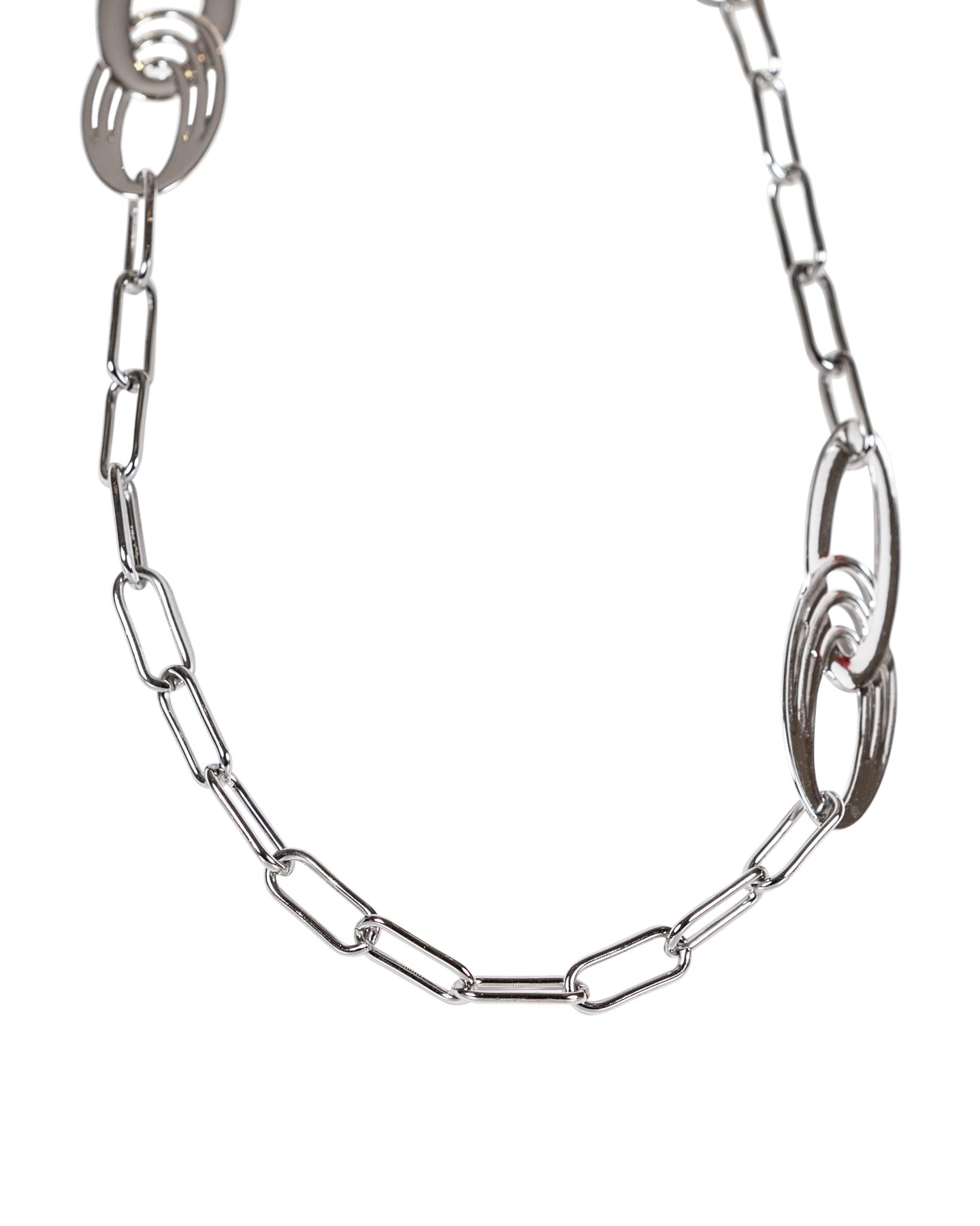 Collier à maillons argentés entrelacés