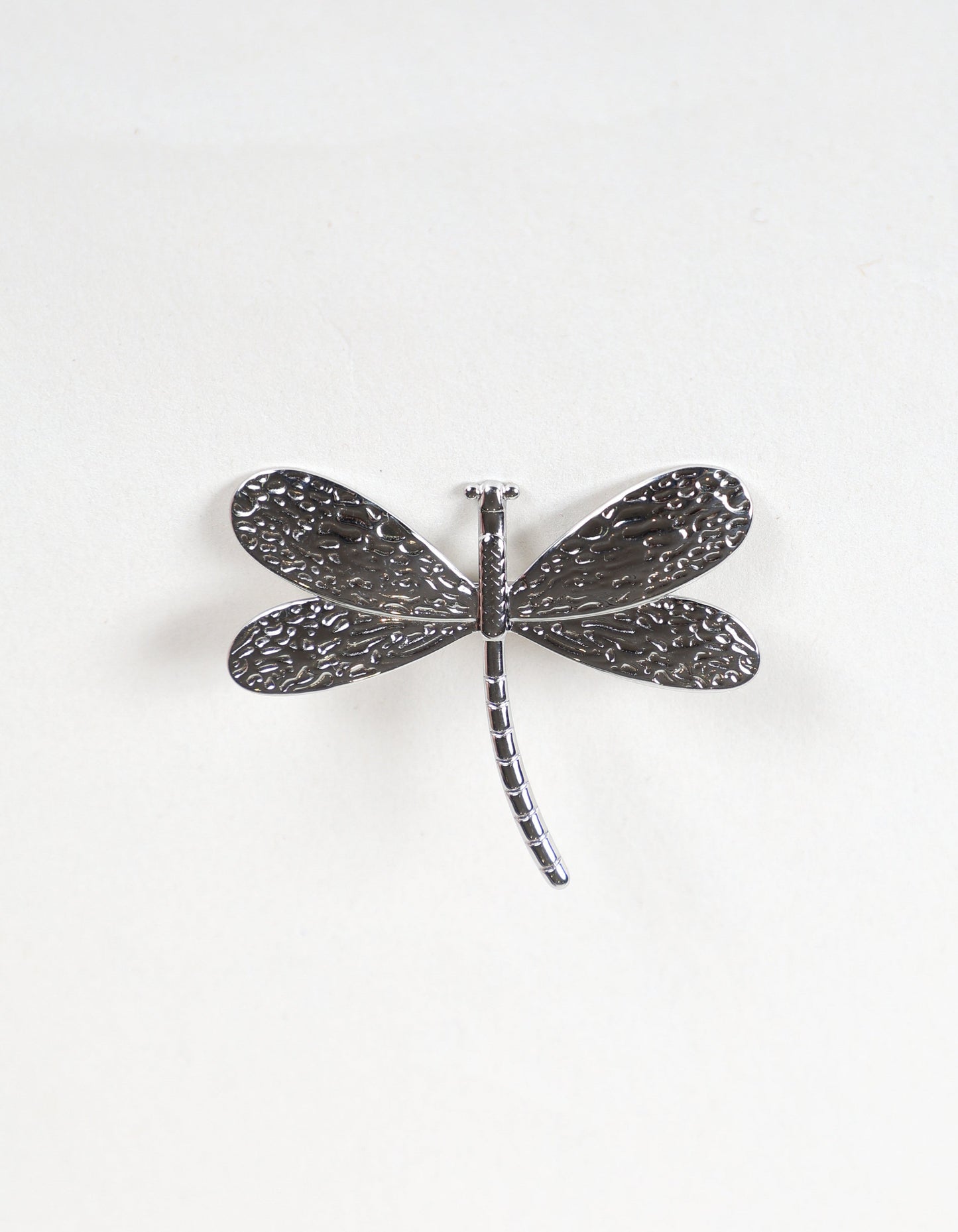 Broche libellule texturée en argent