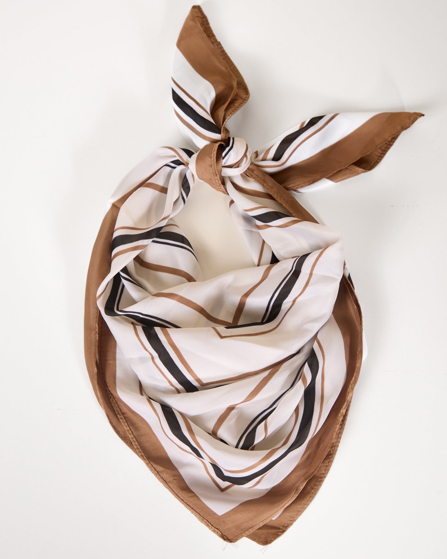 Foulard carré décoratif en soie aux tons blancs doux et aux lignes géométriques