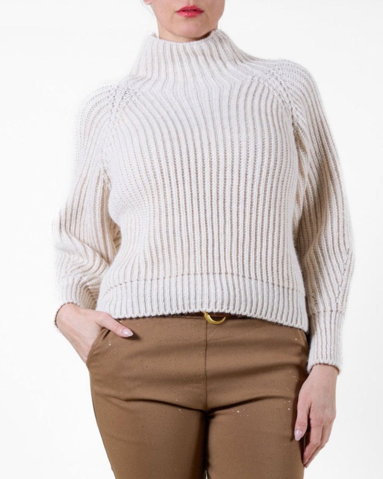 Chandail beige à col montant avec taille multi point tombant