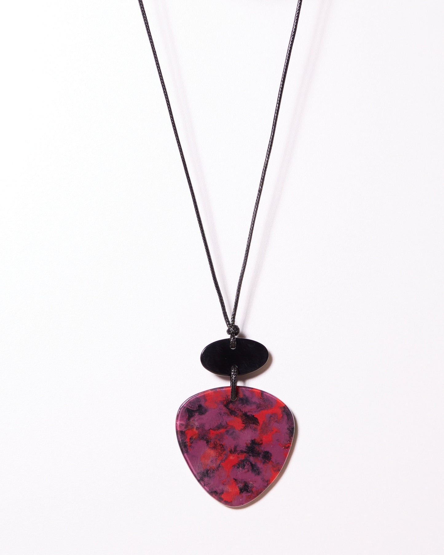 Collier abstrait en cordon rouge et violet