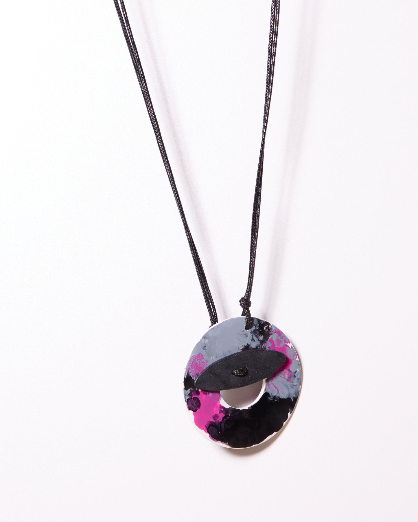 Collier pendentif rond en résine fuchsia