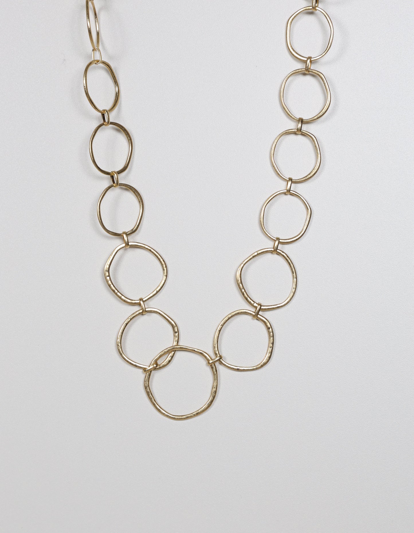 Collier en or à maillons circulaires organiques