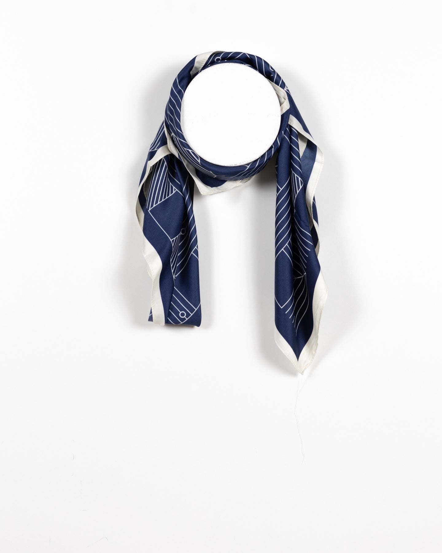 Écharpe décorative élégante à motif géométrique bleu marine