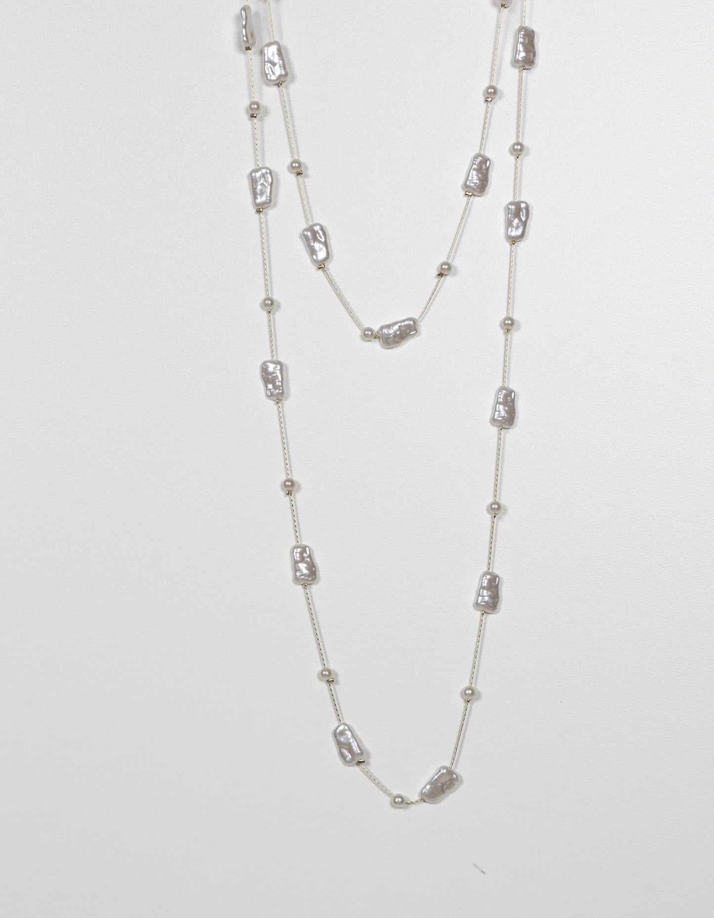 Silver Chain Necklace with Pearls and Organic Rock-Shaped Details in White