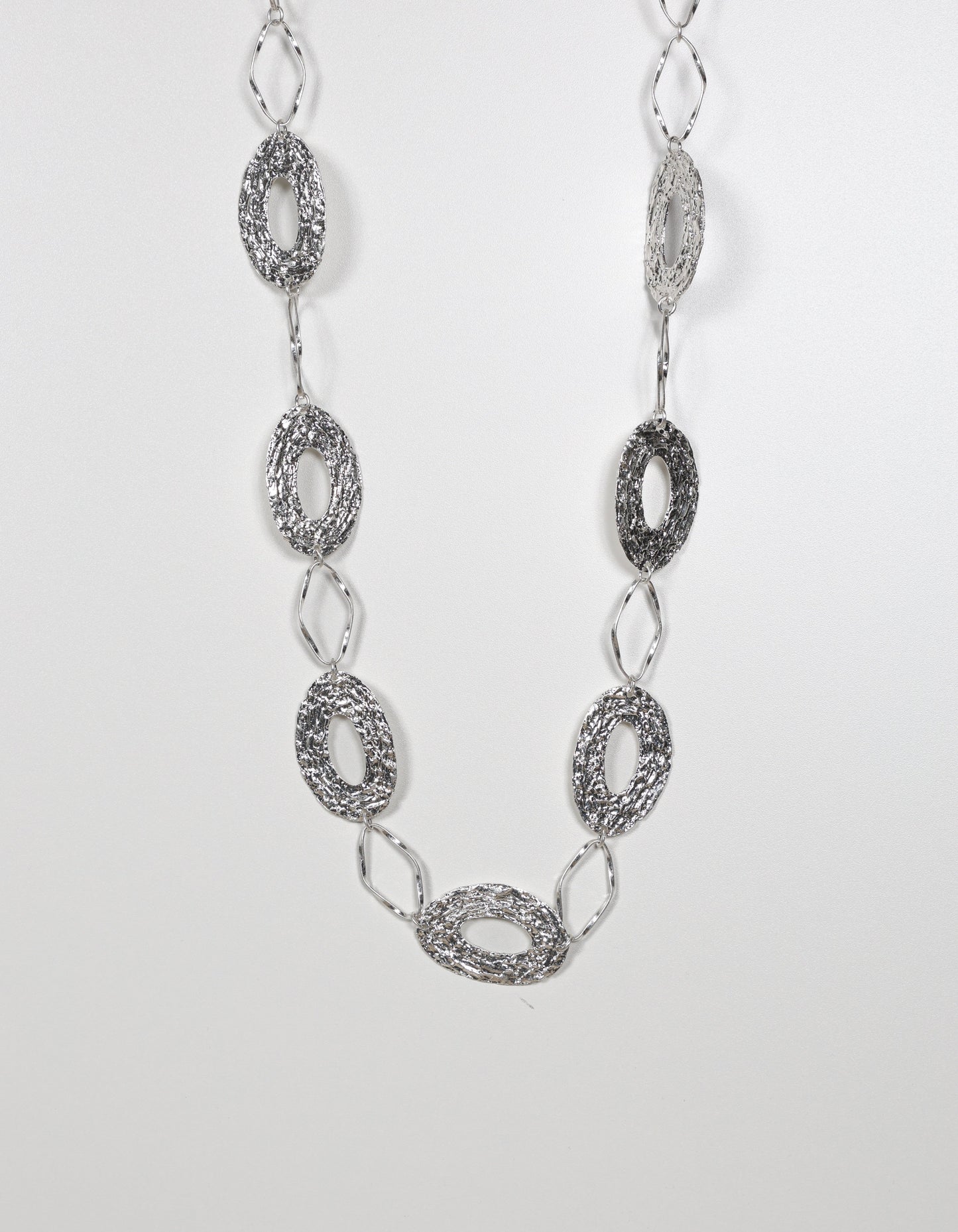Collier en argent avec cercles ovales brossés alternés
