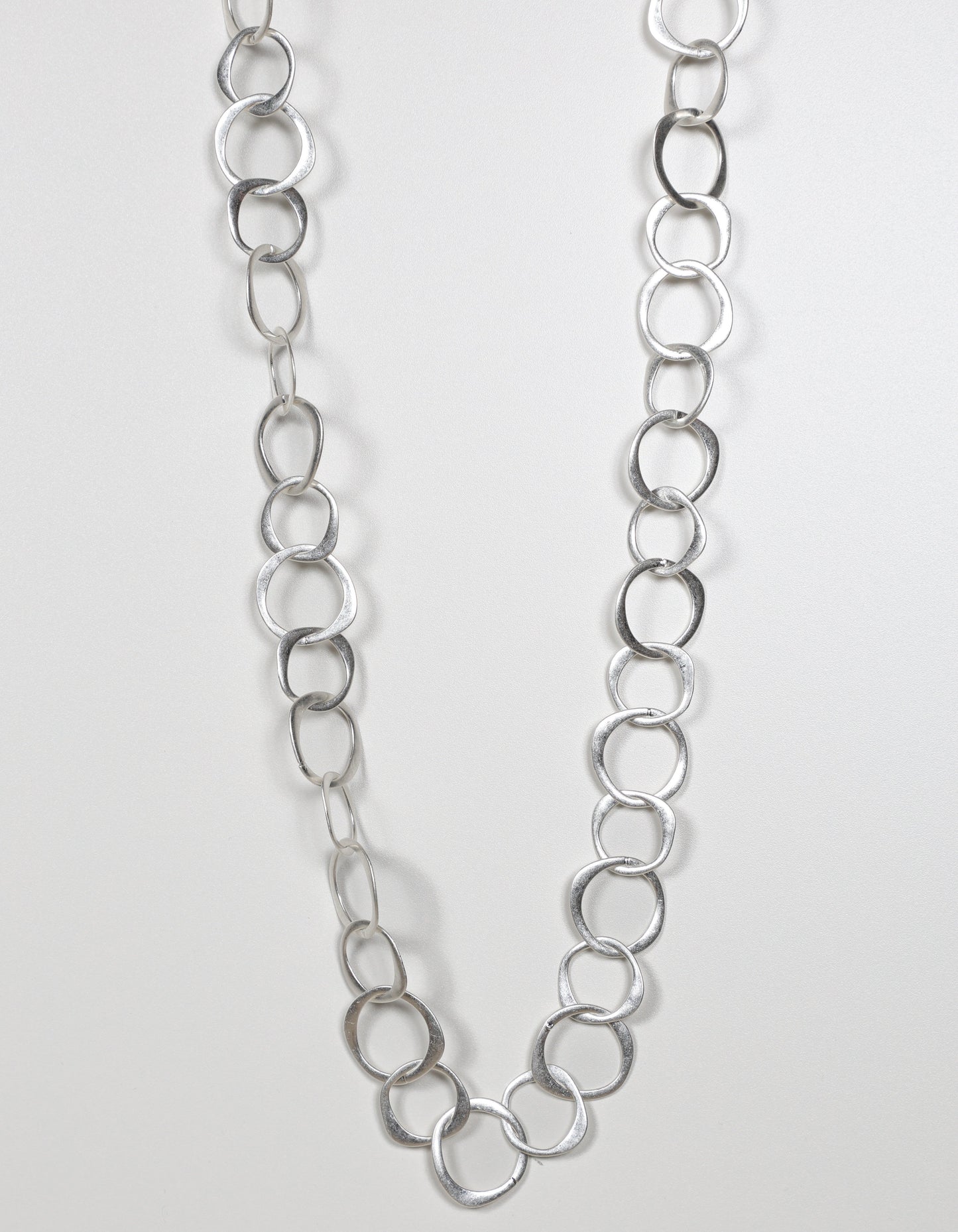 Collier à cercles abstraits entrelacés – Argent