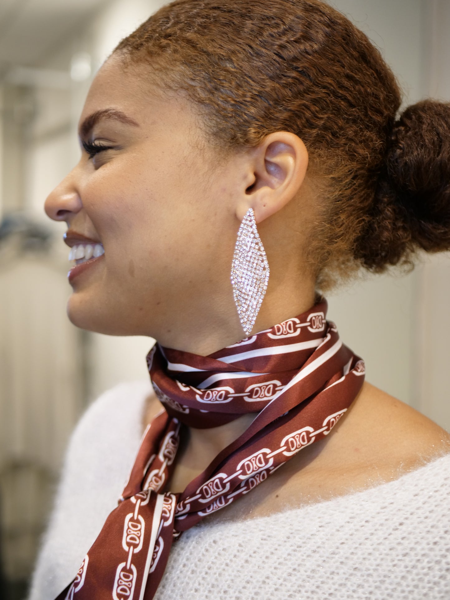 Boucles d'Oreilles Pendantes Argentées en Losange Pavé de Strass