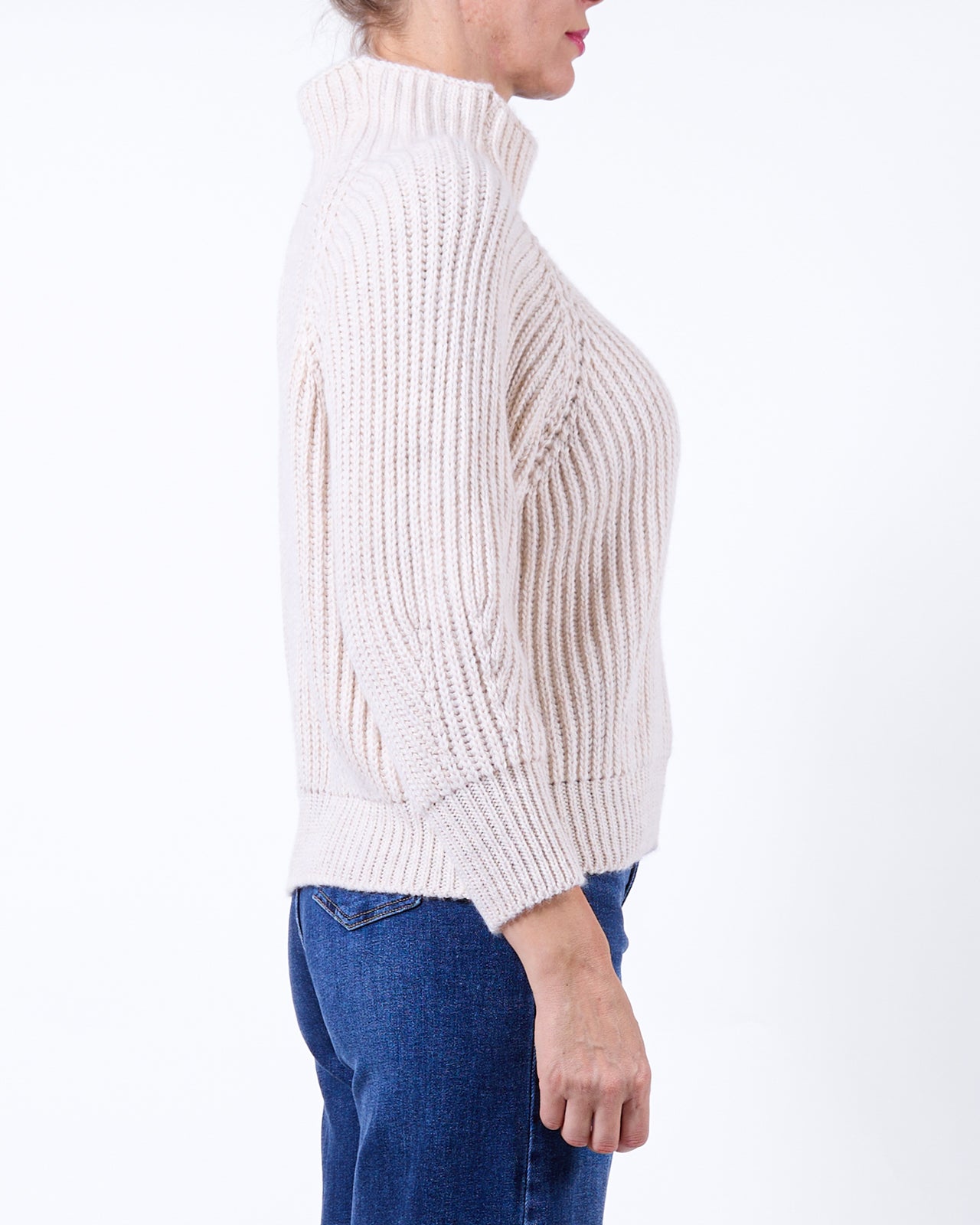 Chandail beige à col montant avec taille multi point tombant