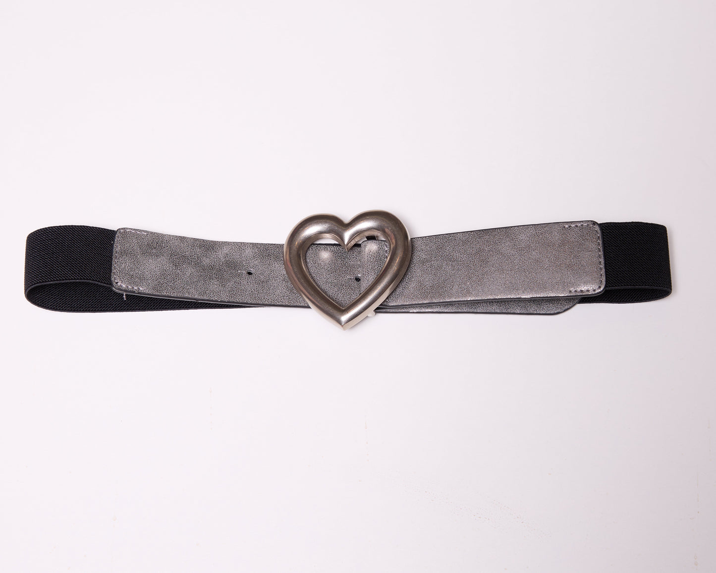 Ceinture à boucle argentée en forme de cœur