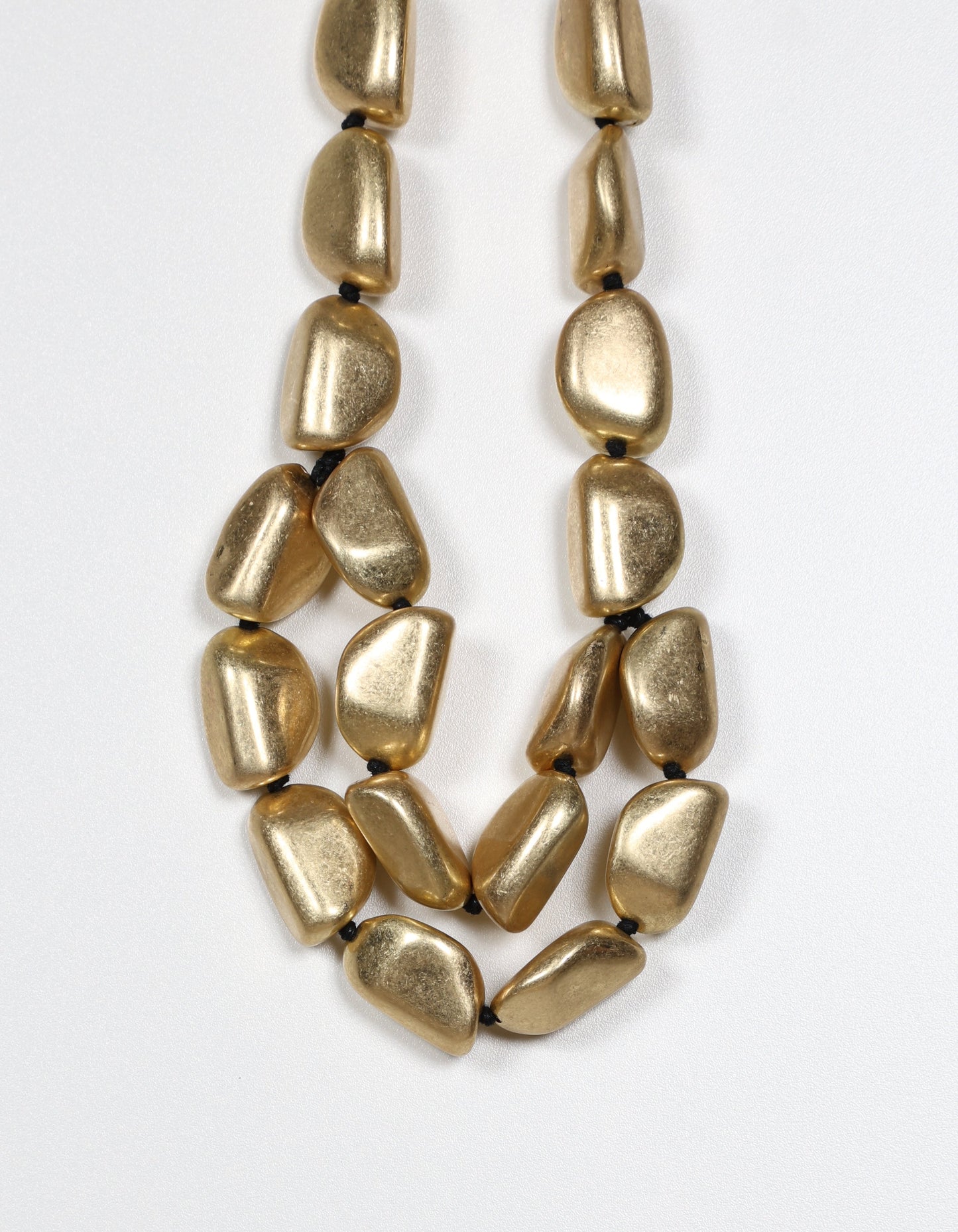 Collier en chaîne dorée avec pendentifs inspirés des pierres