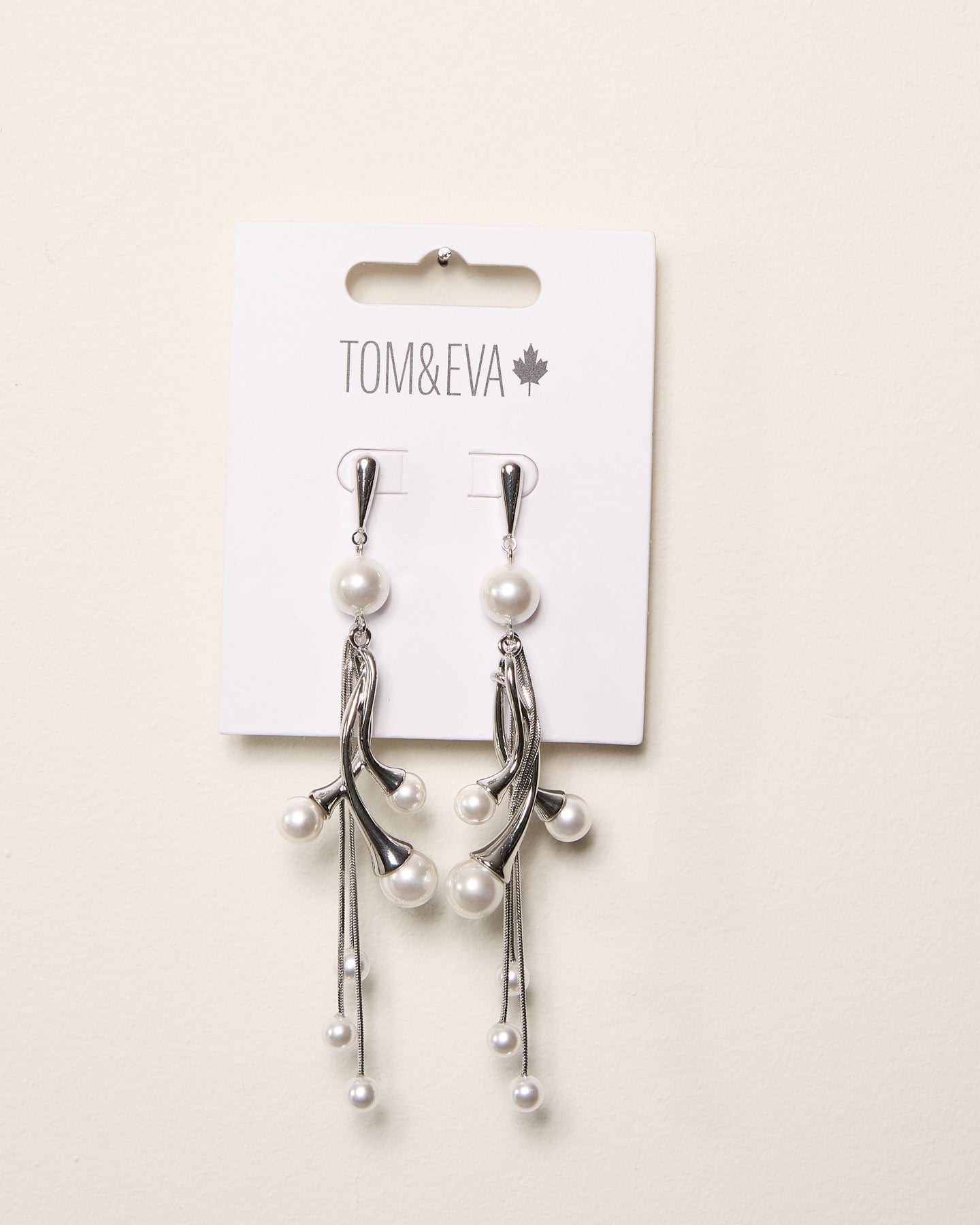 Boucles d’oreilles pendantes avec perle au bas argentées