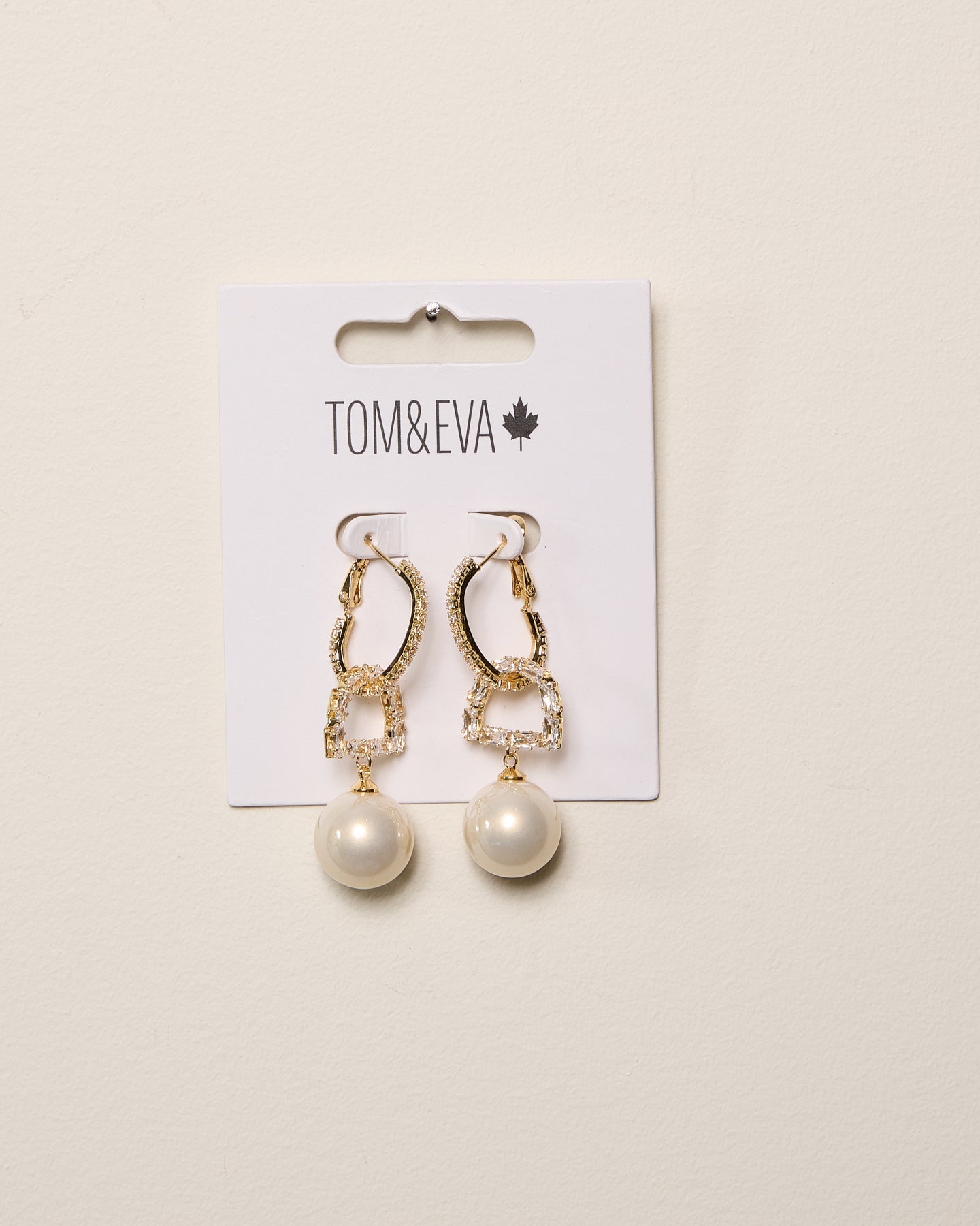 Boucles d’oreilles perlées avec cœurs entrelacés et strass dorées