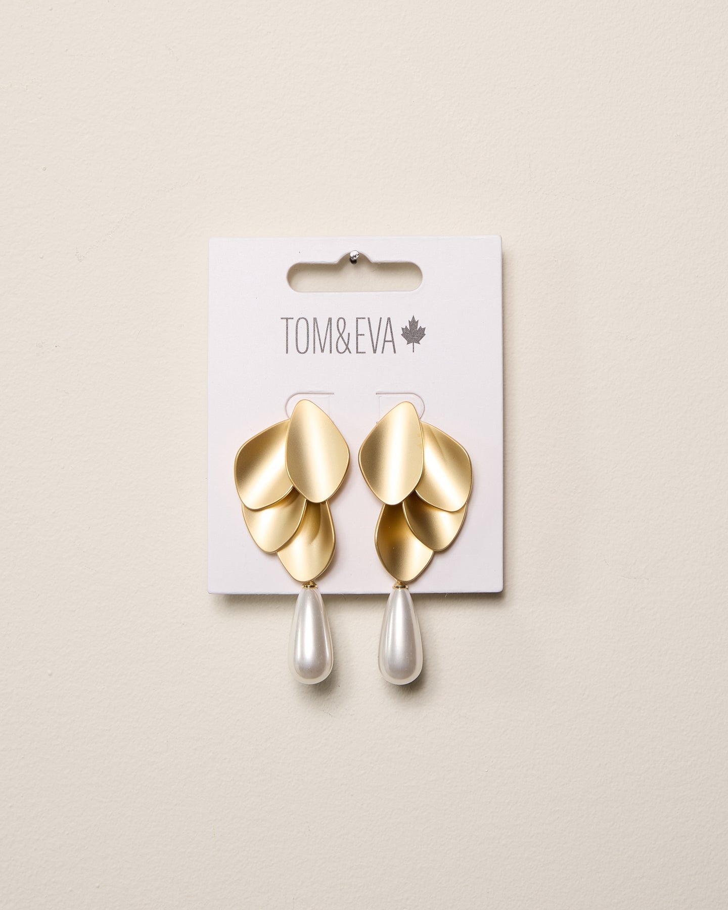 Boucles d’oreilles à écailles superposées mates avec perle en goutte