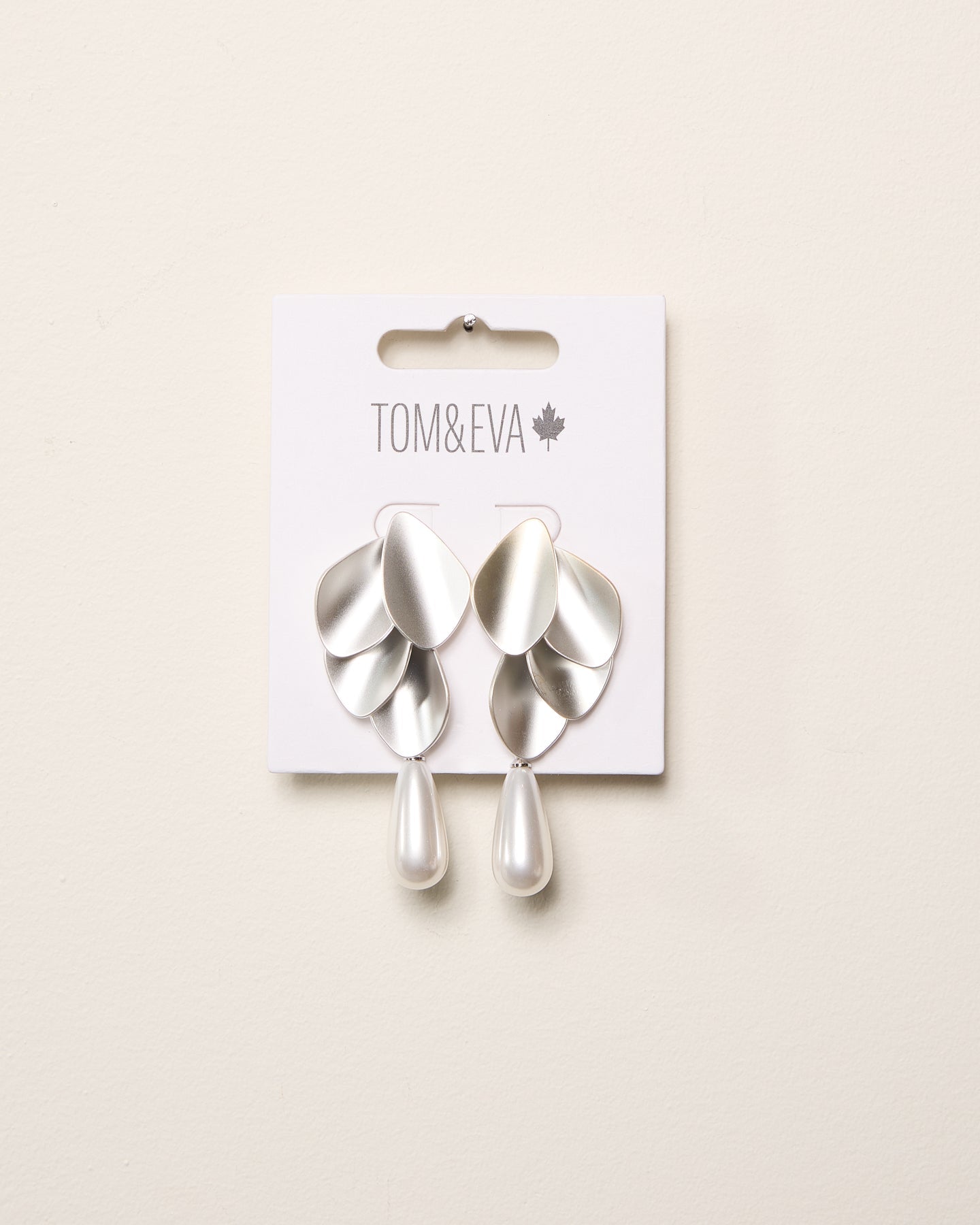 Boucles d’oreilles à écailles superposées mates avec perle en goutte