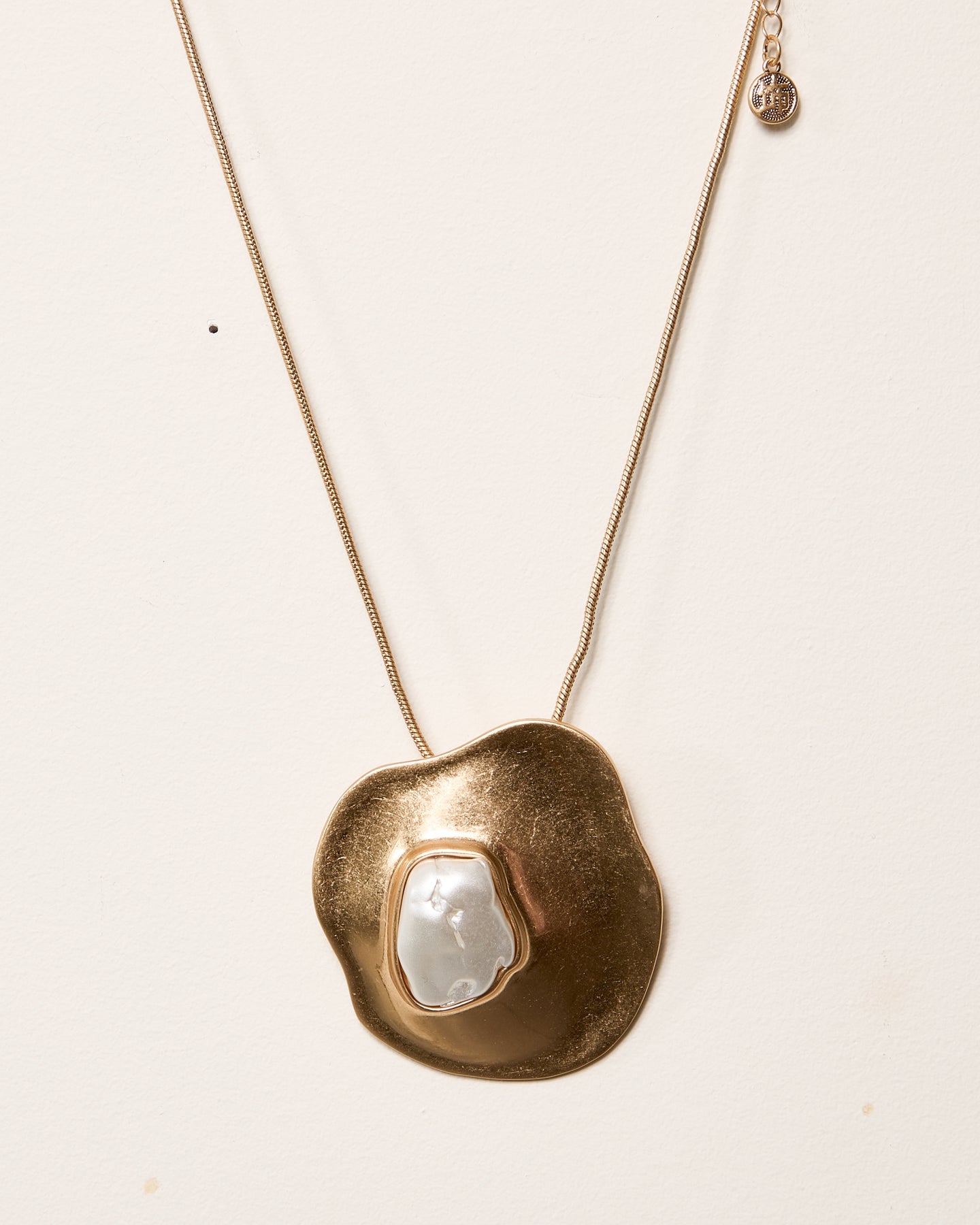 Collier or à forme naturelle avec pierre