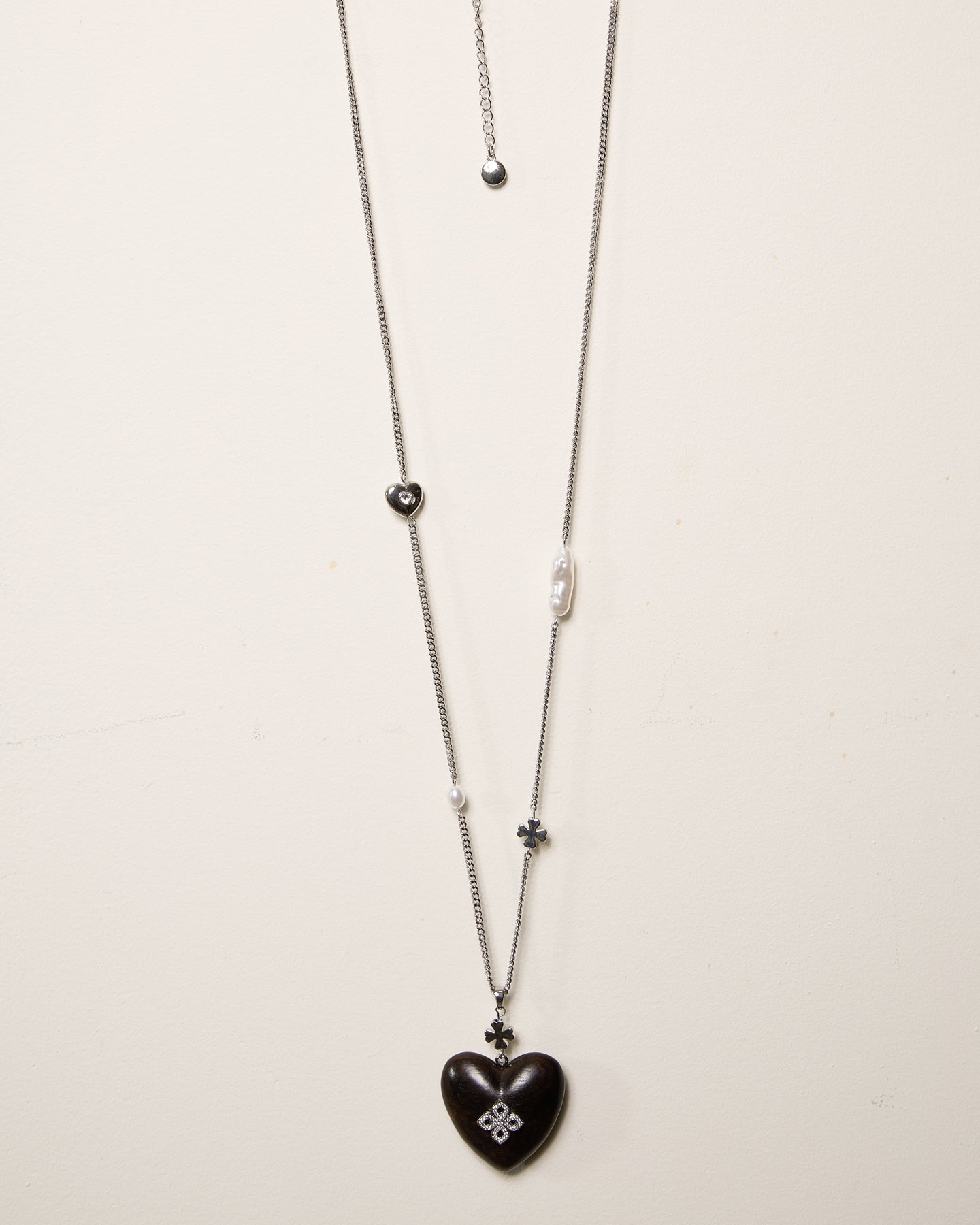 Collier chaîne avec cœur et perles noires