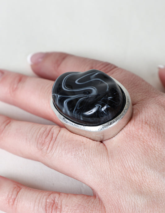 Bague imposante ornée d'une pierre tourbillonnante noire et argentée
