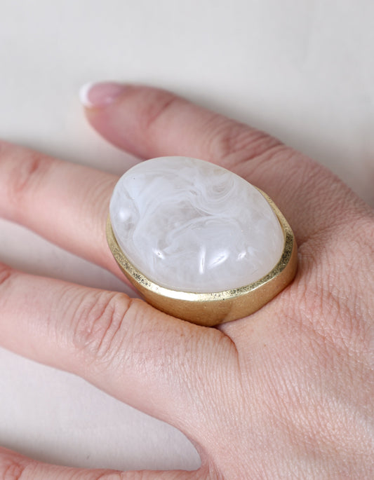 Bague imposante ornée d'une pierre tourbillonnante blanche et or