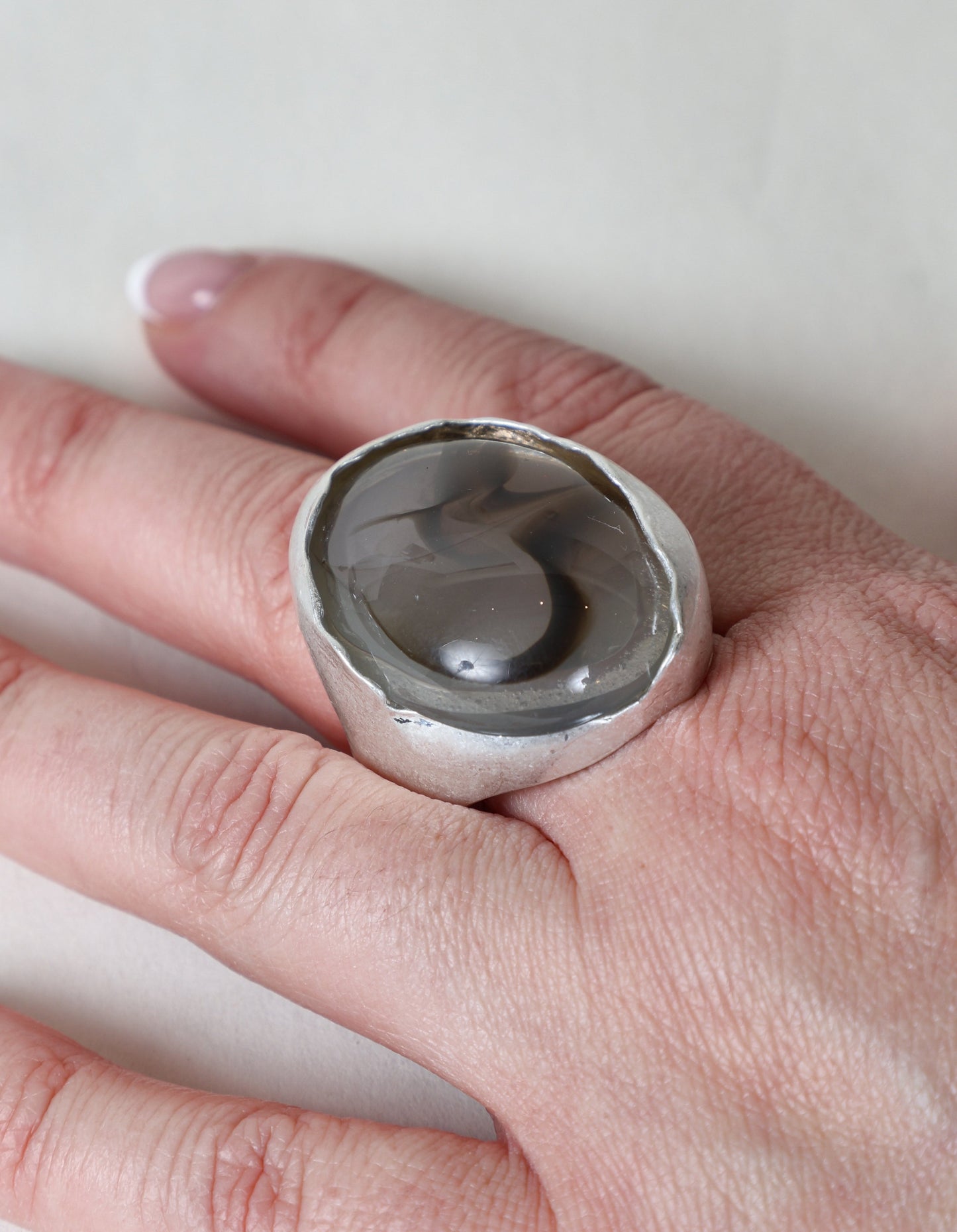 Bague audacieuse ornée d'une pierre tourbillonnante grise et argentée