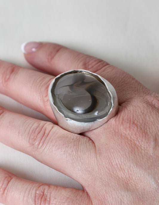 Bague audacieuse ornée d'une pierre tourbillonnante grise et argentée