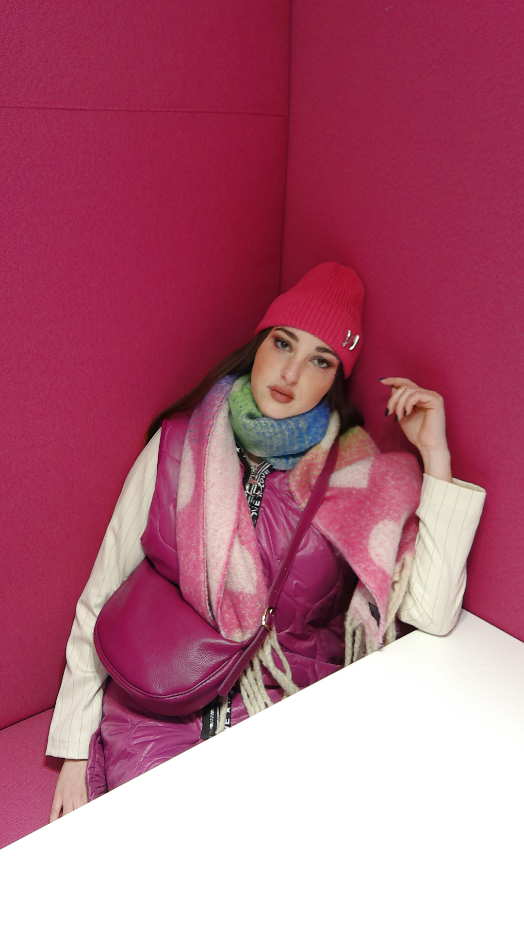 Écharpe à imprimé vif fuchsia avec franges beiges