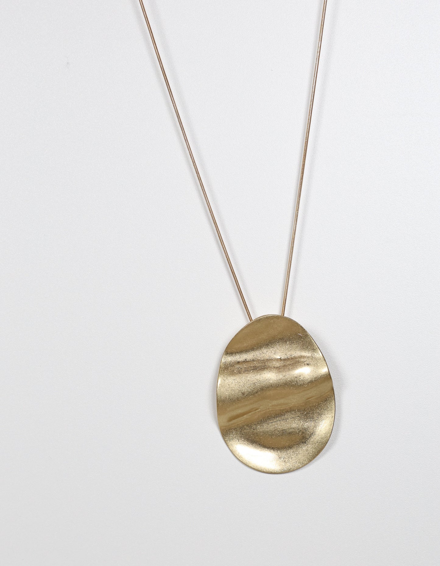 Collier en or avec pendentif ovale ondulé