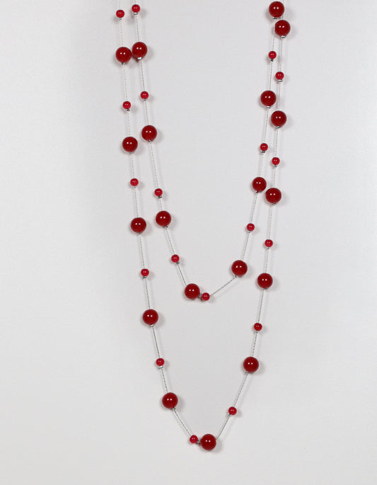 Collier à maillons avec perles rouges de tailles variées (grandes et petites).