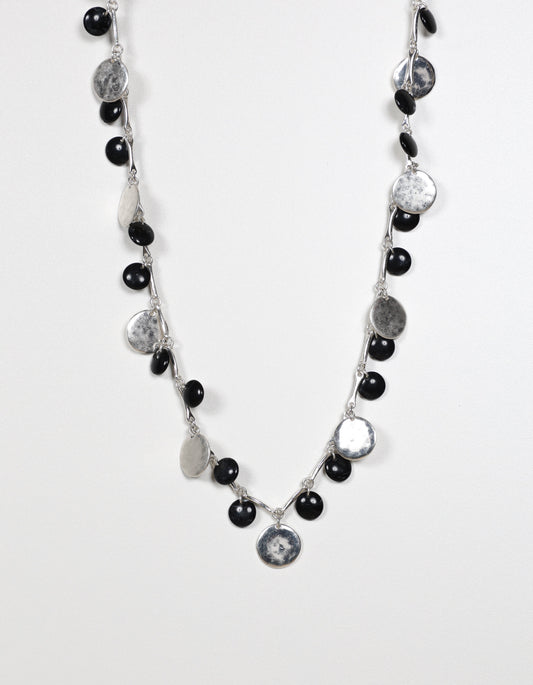 Collier en chaîne argentée avec pendentifs en pièces de monnaie assorties