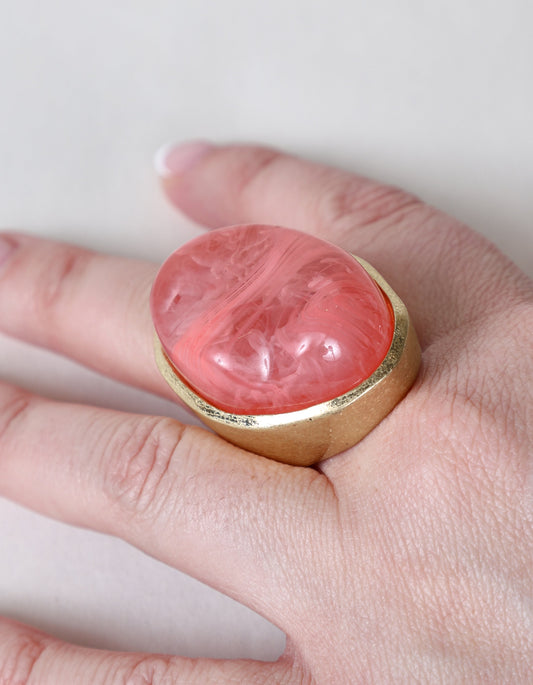Bague imposante ornée d'une pierre tourbillonnante rose et or