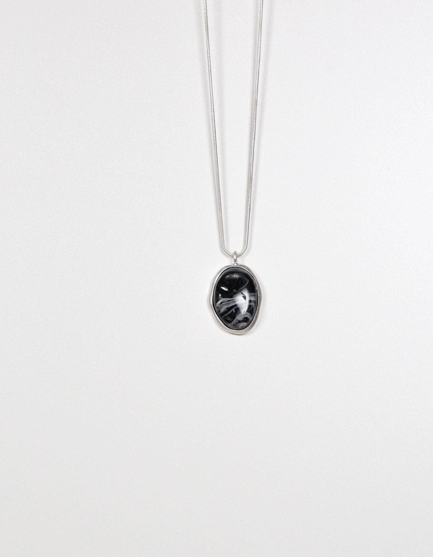 Collier pendentif en pierre naturelle noire