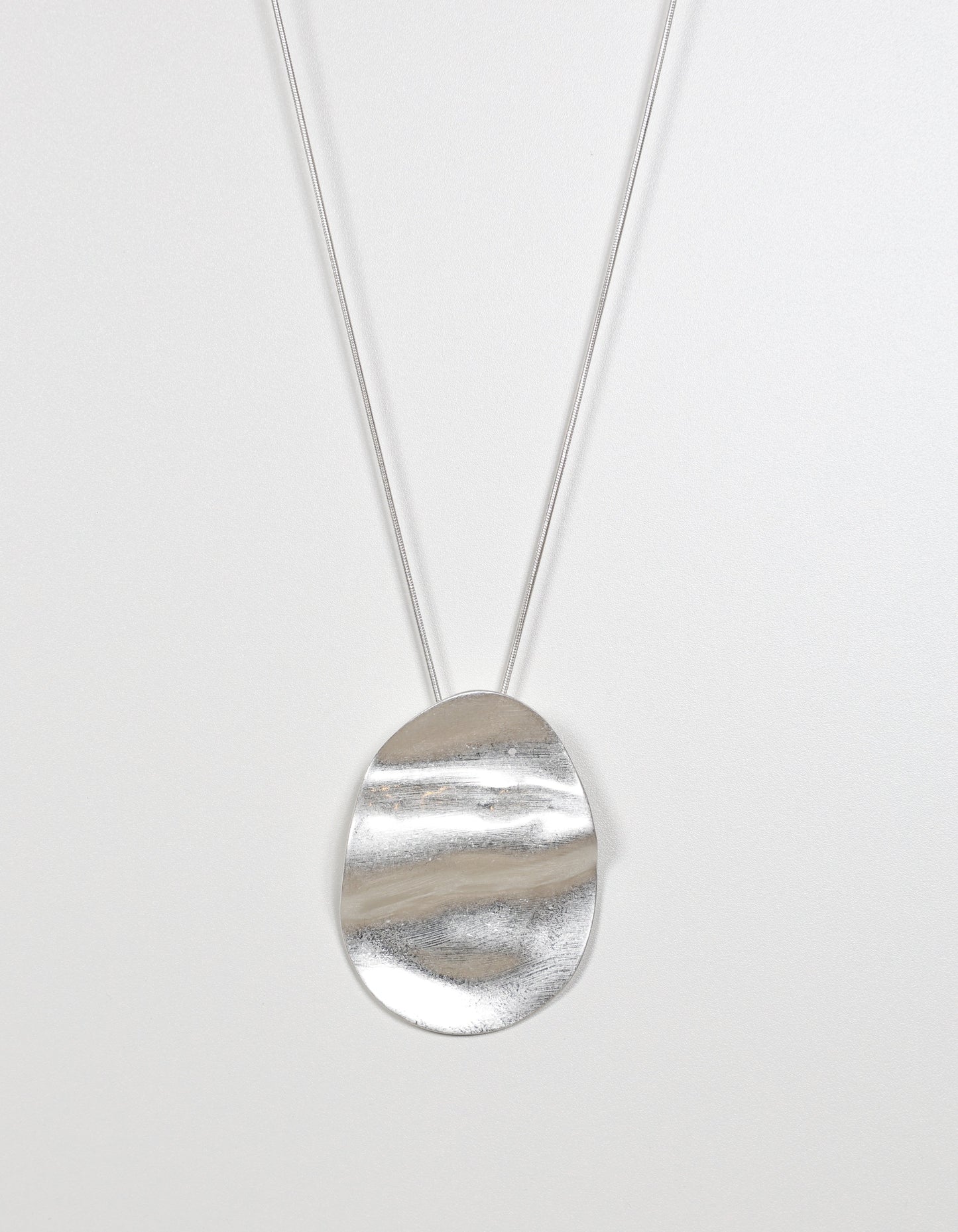 Collier en argent avec pendentif ovale ondulé