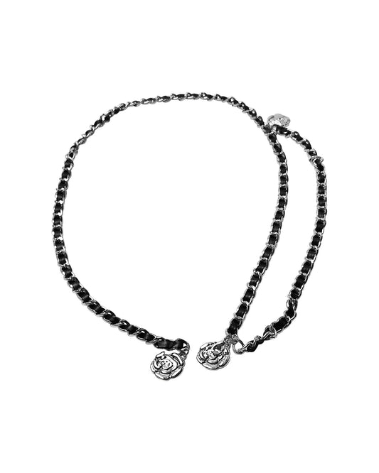 Ceinture à chaîne tissée or et noir avec breloques roses