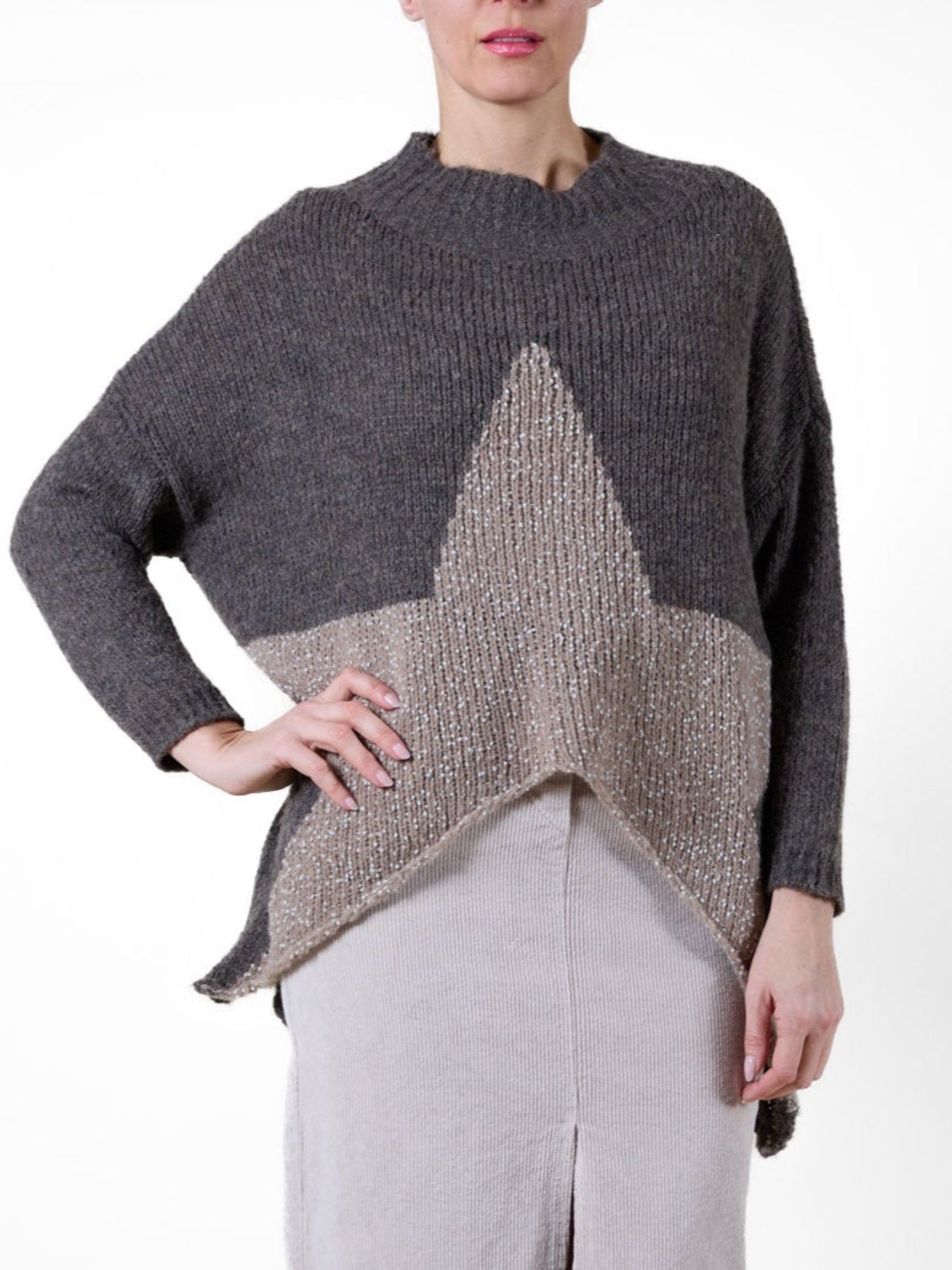 Chandail taupe à col montant avec motif demi-étoile