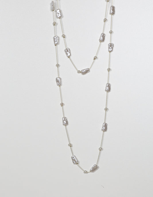 Silver Chain Necklace with Pearls and Organic Rock-Shaped Details in White